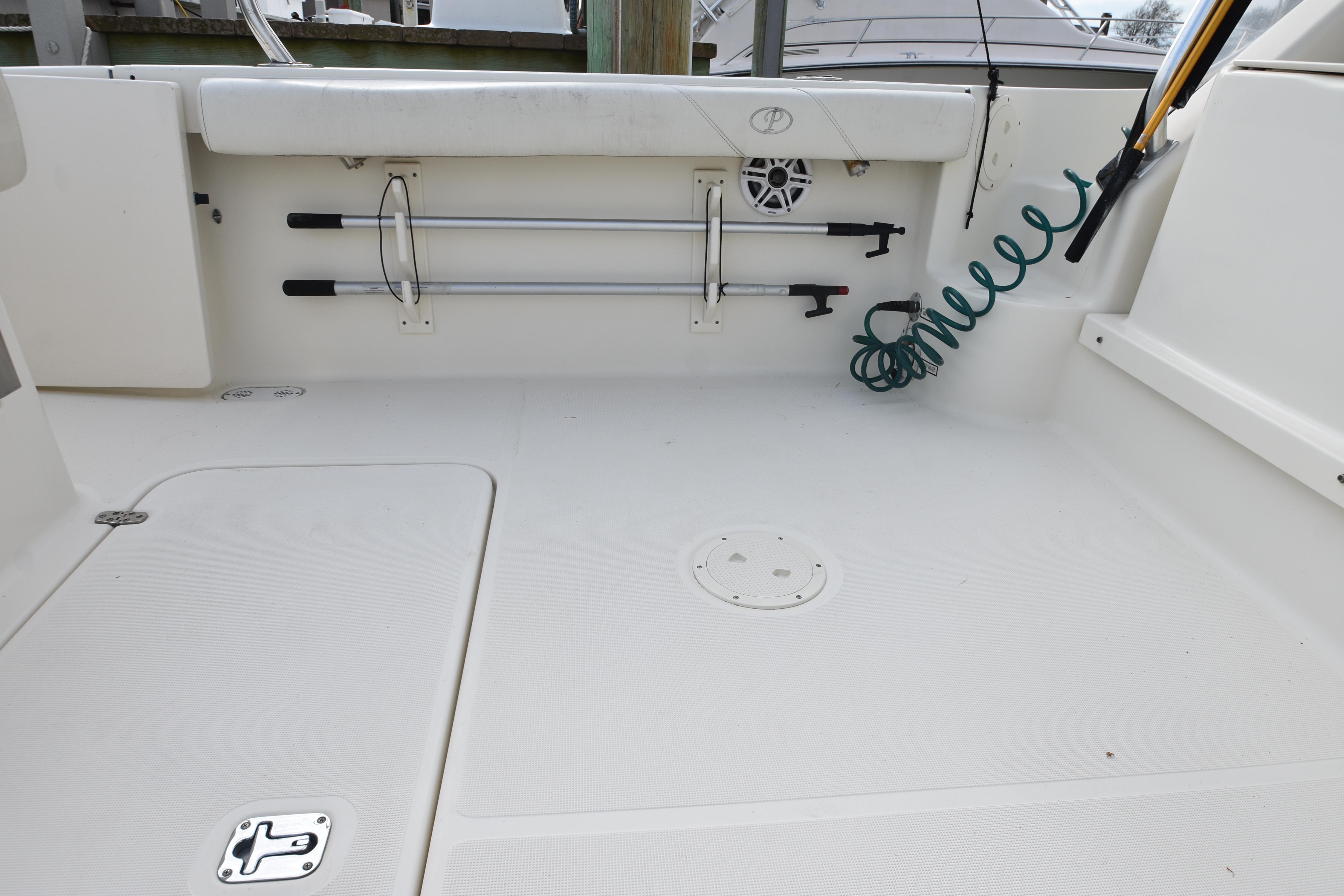 2005 Pursuit 3070 Offshore Express - 8