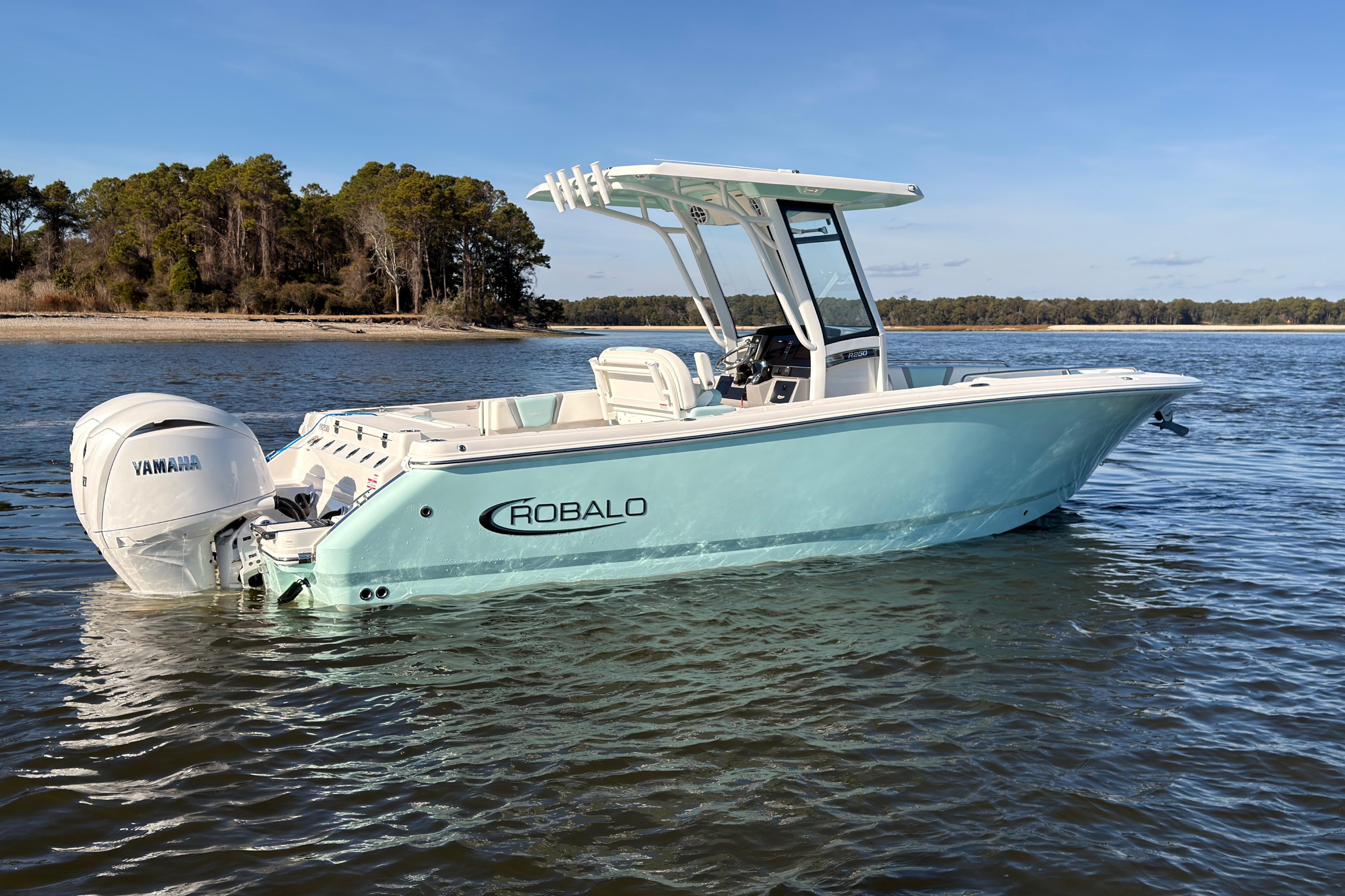 2025 Robalo R250 Center Console