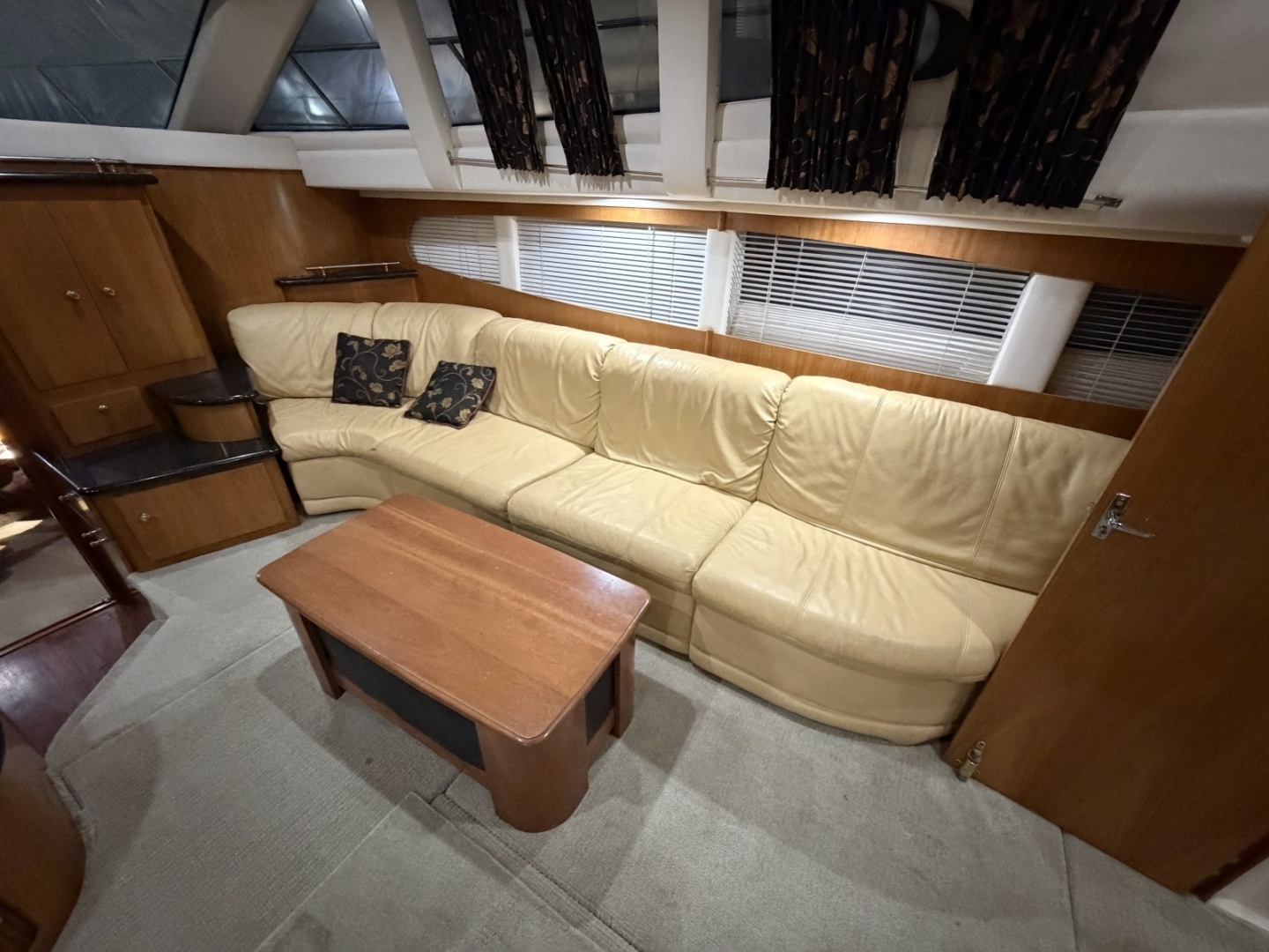 2001 Carver 444 Motor Yacht - Image 4