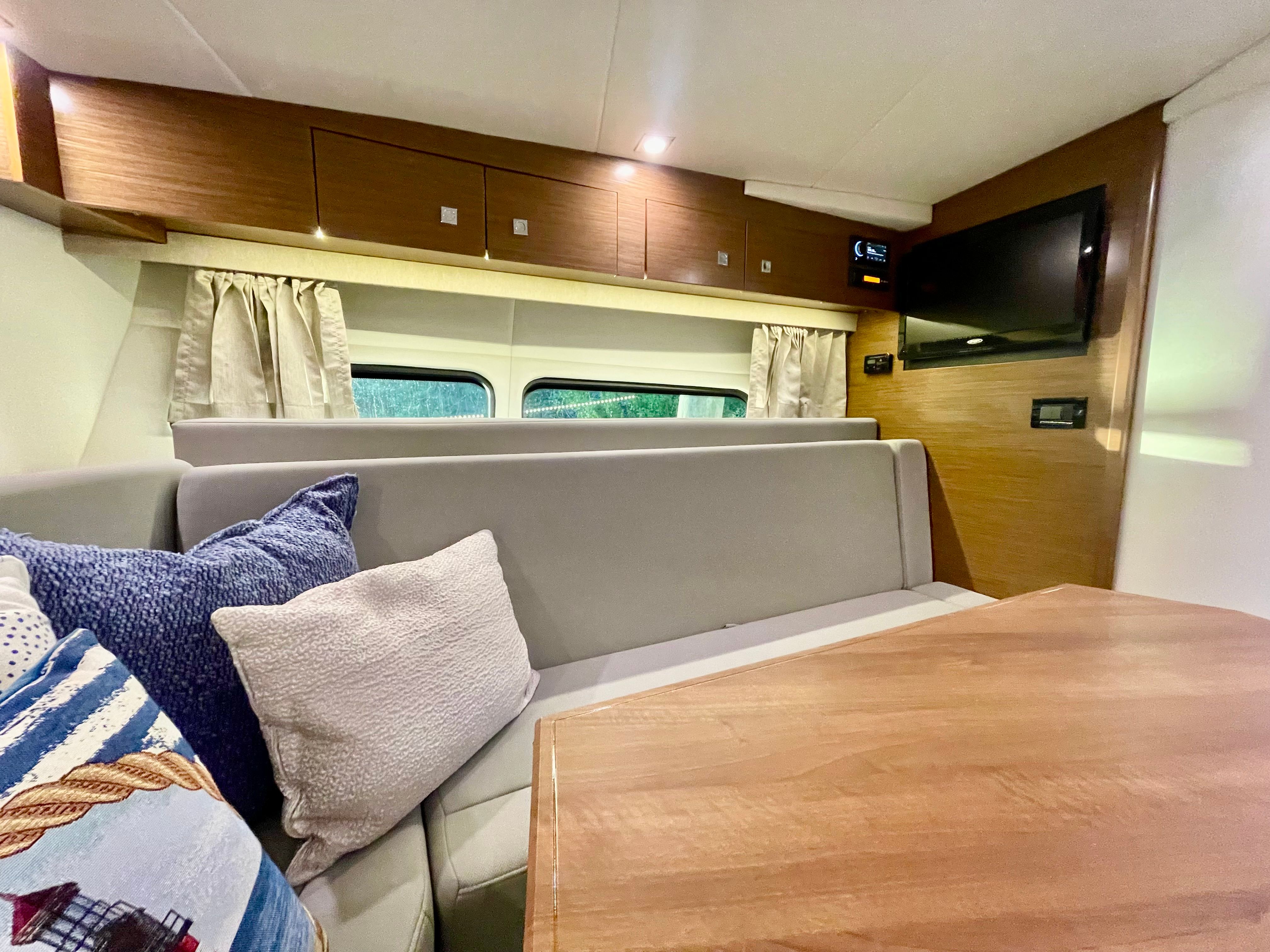2016 Cruisers Yachts 390 Express Coupe - 26
