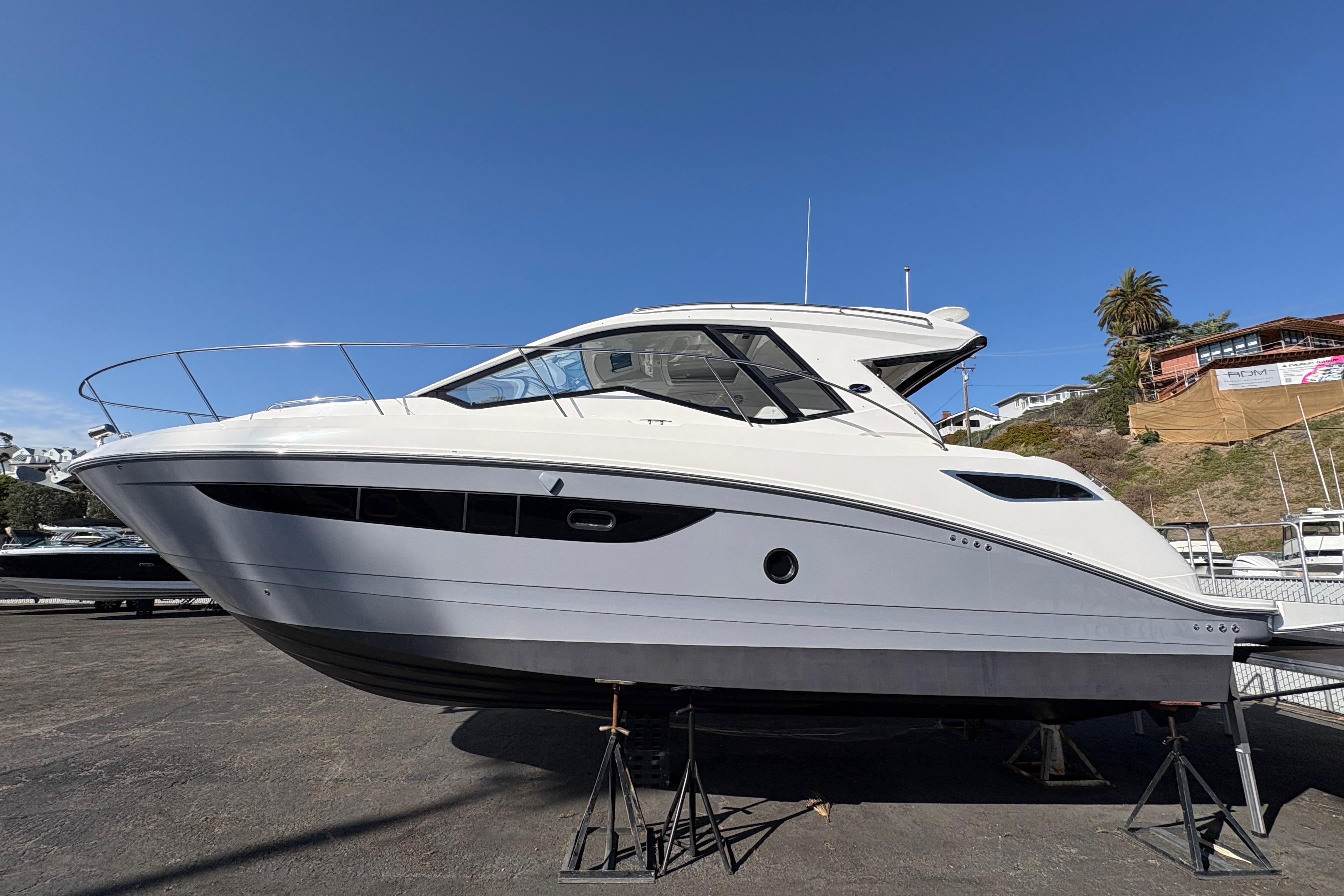 2018 Sea Ray Sundancer 350 Coupe