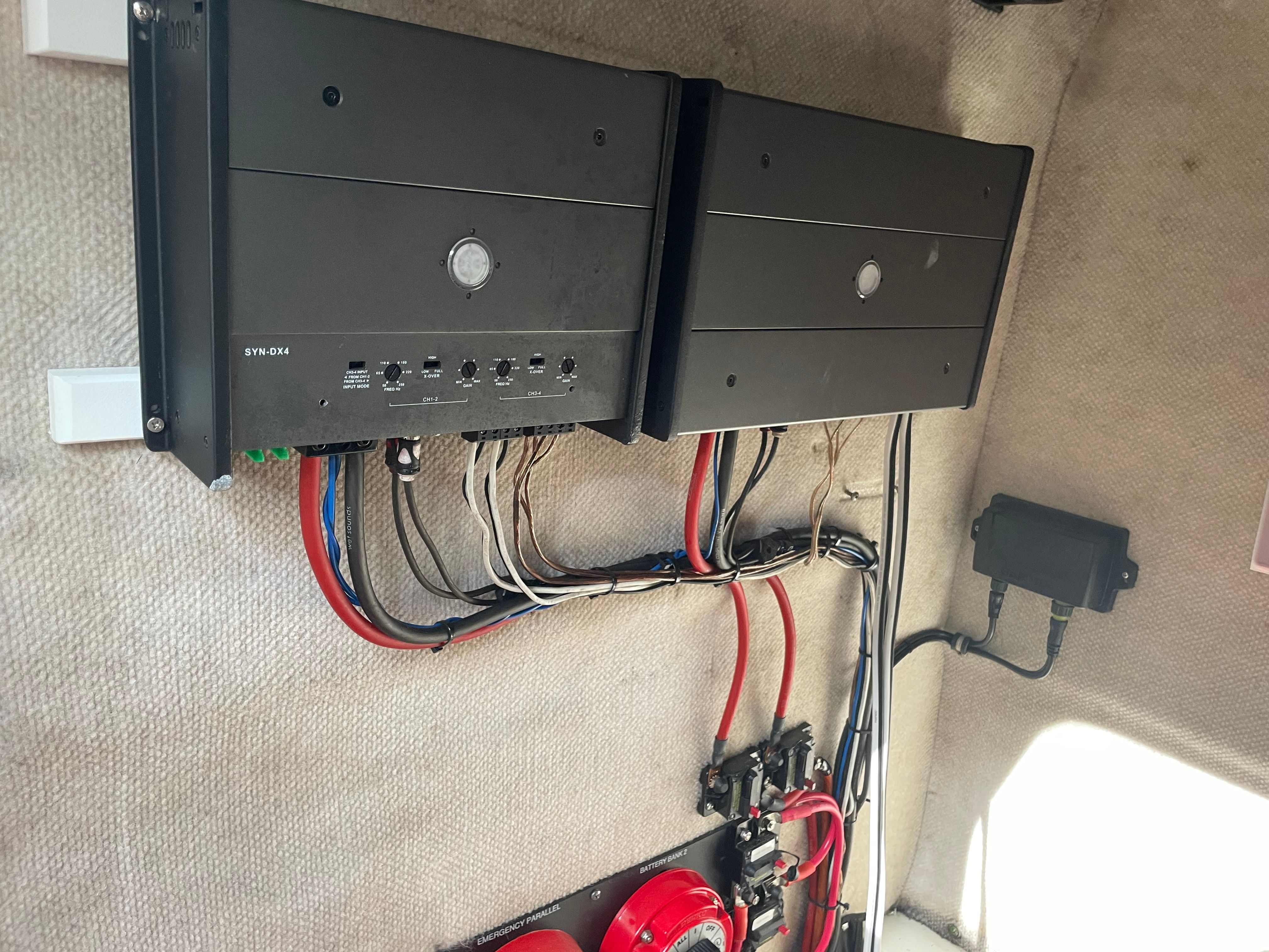 Electronics system in Hydra-Sports Vector 2800 CC boat, year 2005.