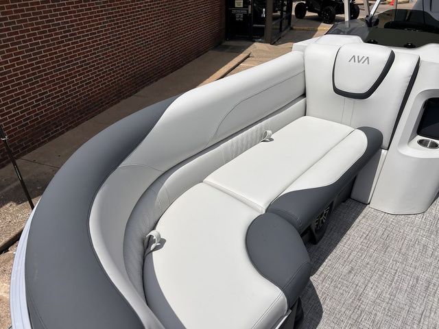 2025 Avalon LSZ Versatile Rear Bench 23 FT - 14