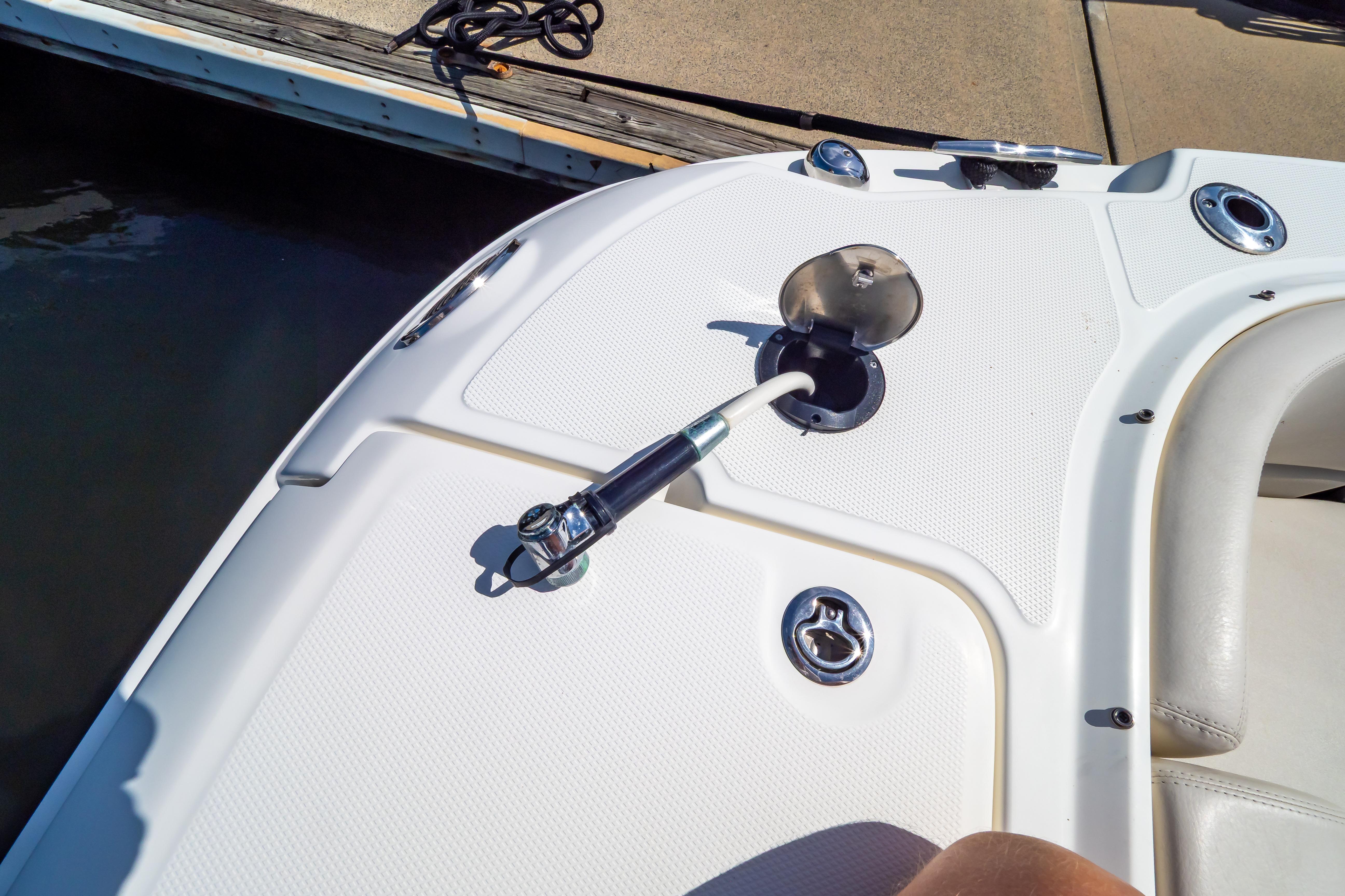 2019 Boston Whaler 270 Vantage boat deck with cleat and fittings.