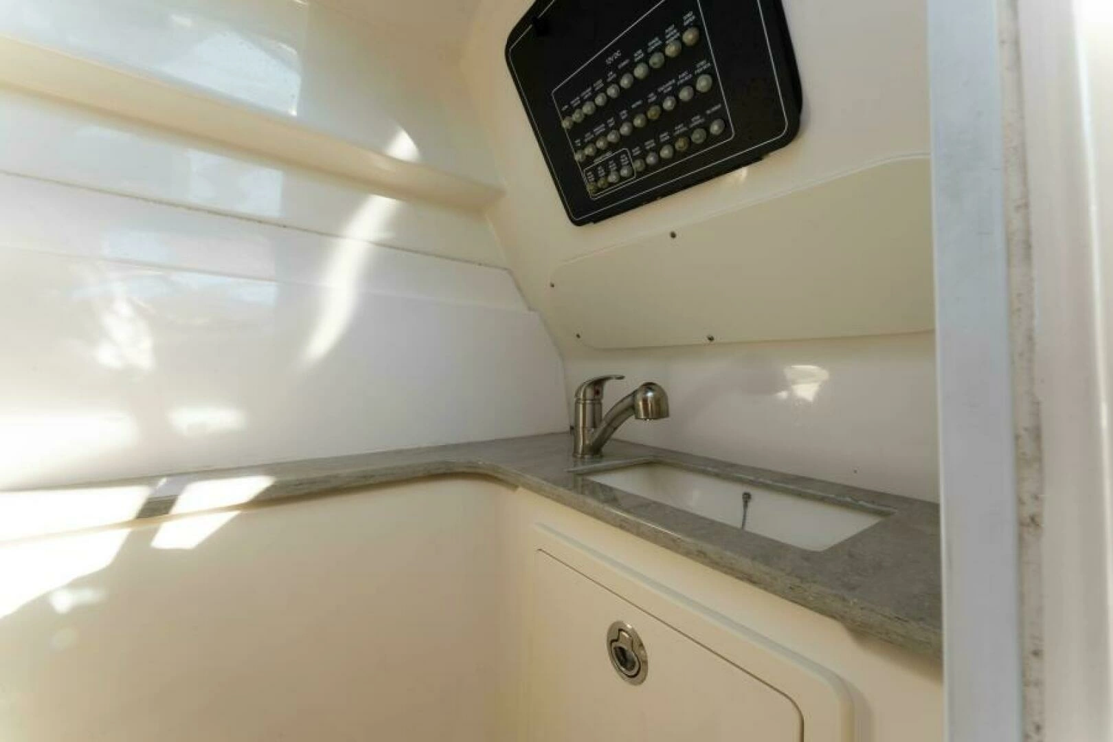2017 Boston Whaler 320 Vantage - Image 9