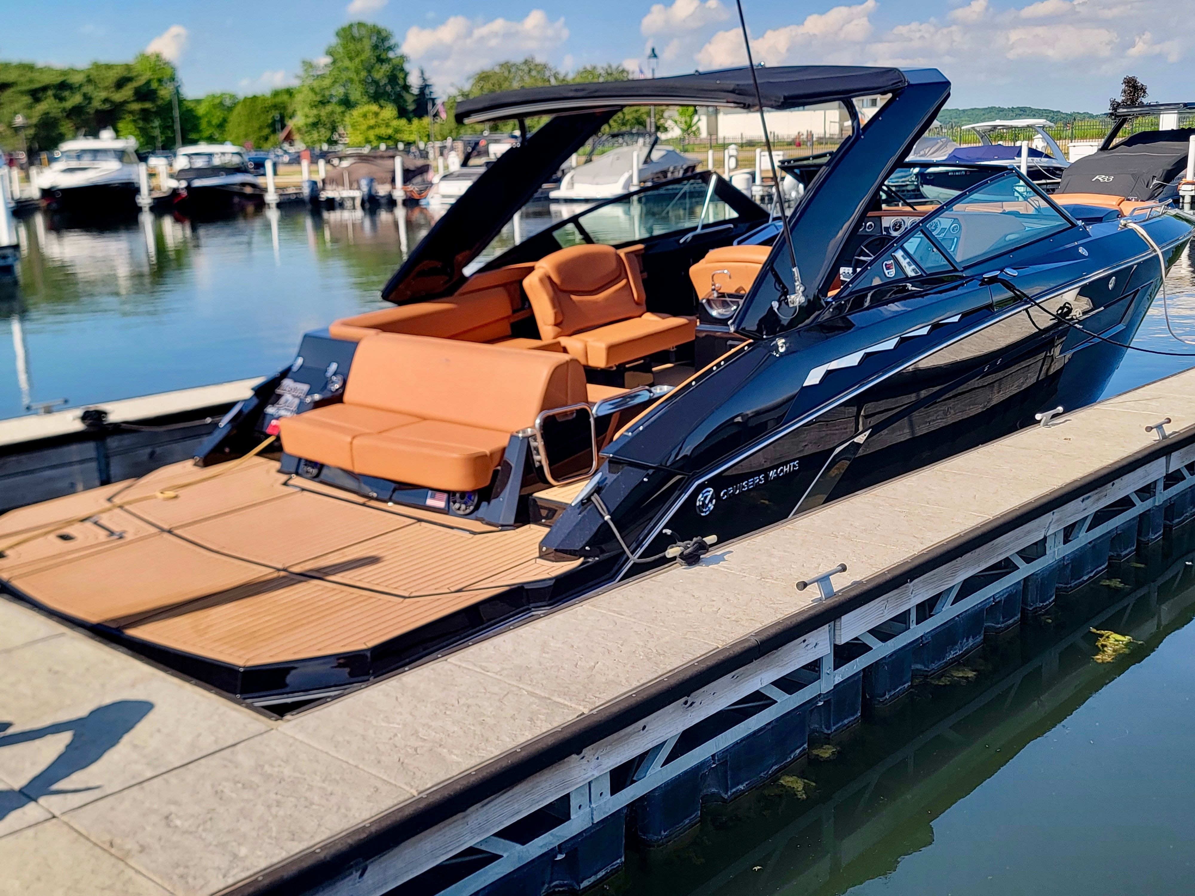2020 Cruisers Yachts 338 CX South Beach Bow Rider