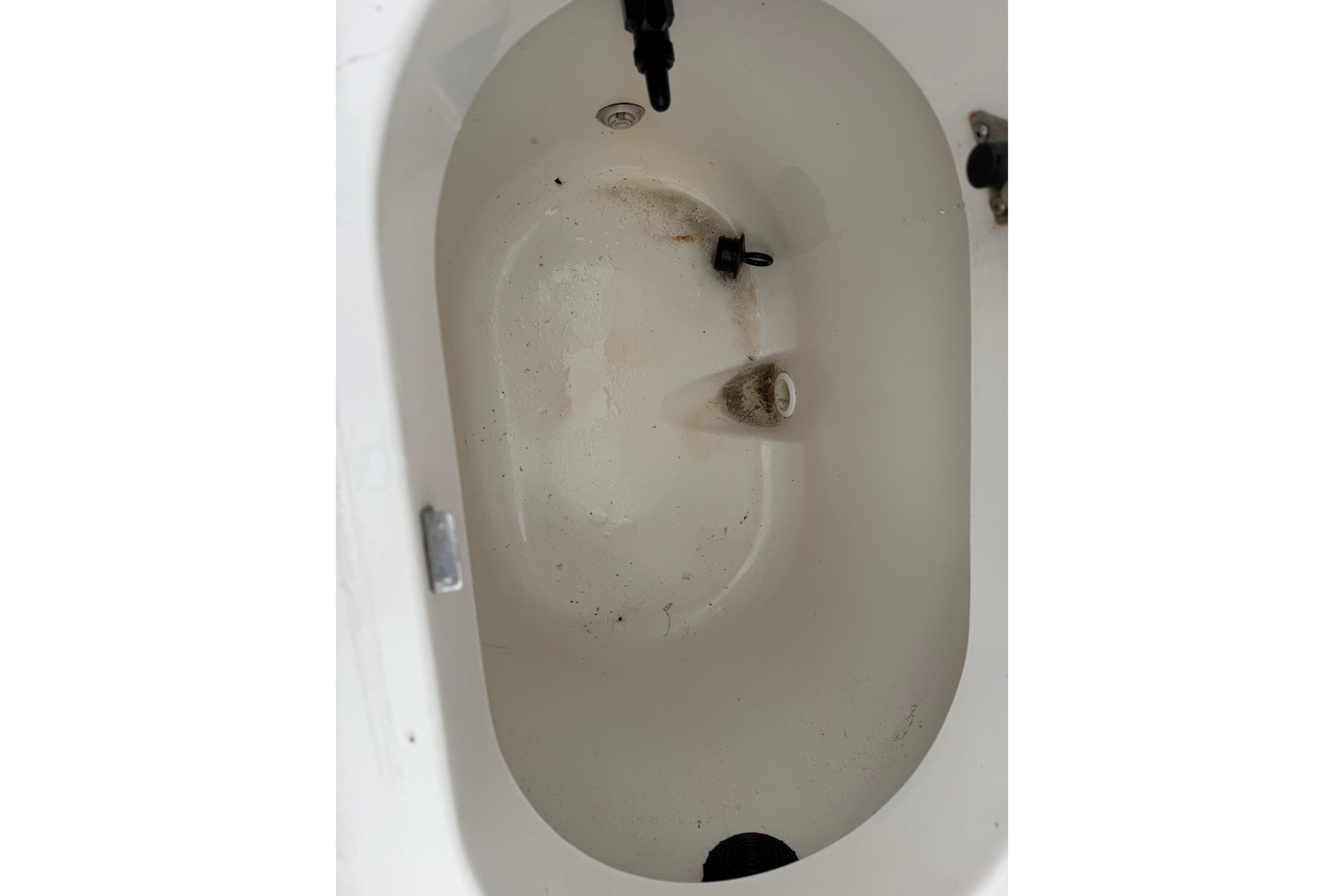 Dirty compartment in 2006 Seaswirl Striper 2901 Walkaround O/B boat.