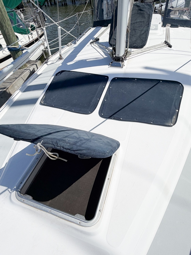 2005 Hunter 36 - Image 14