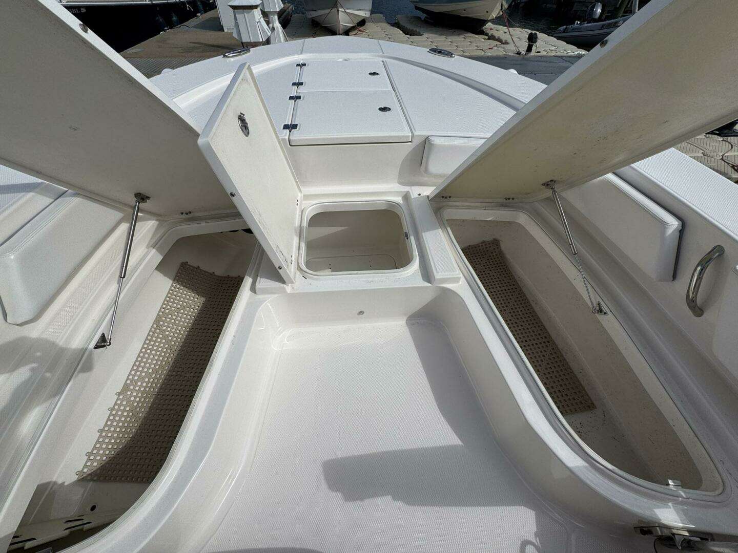 2021 Robalo 246 Cayman - Image 21