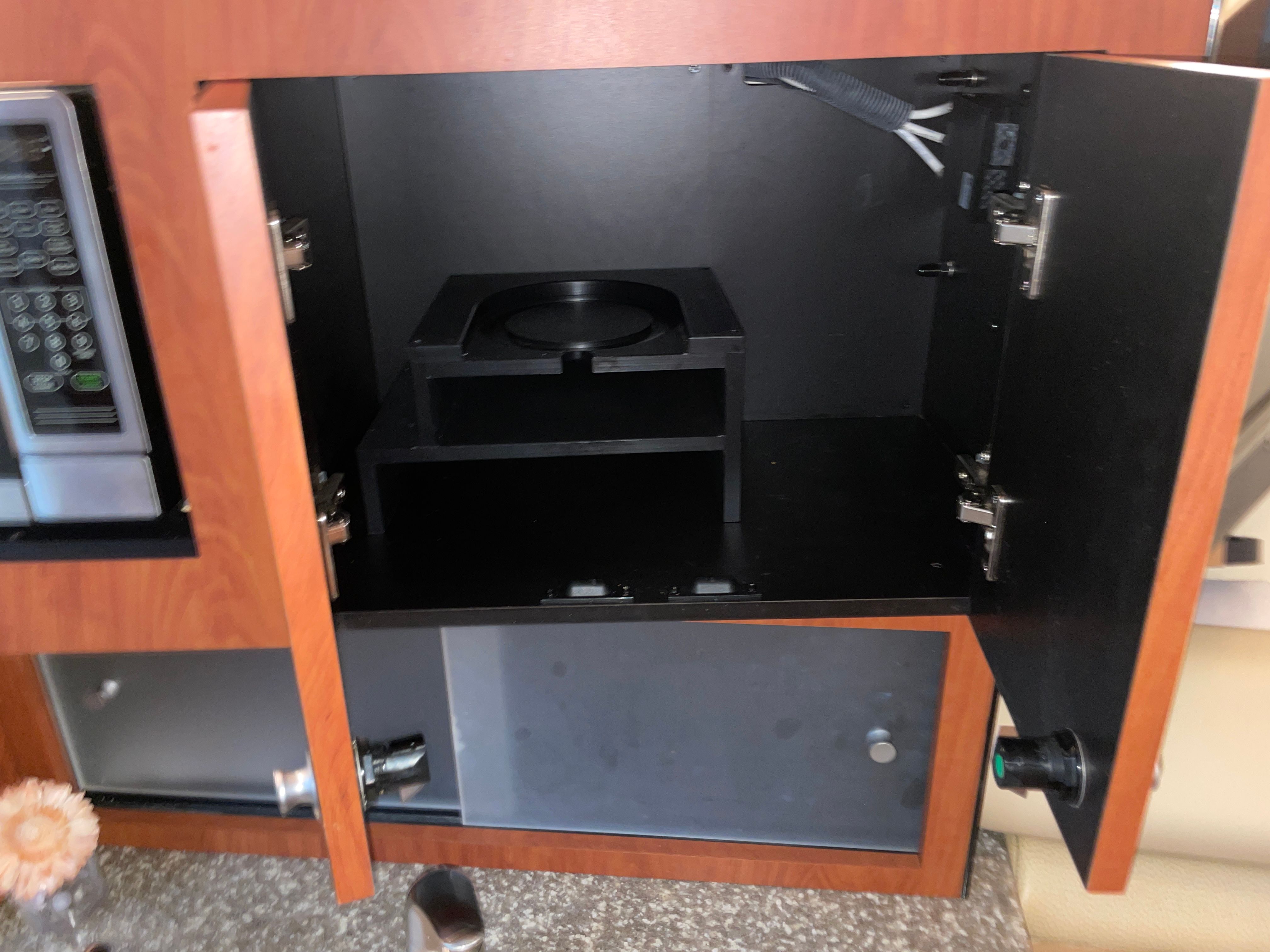 Open cabinet in Monterey 280 Sport Cruiser 2010.