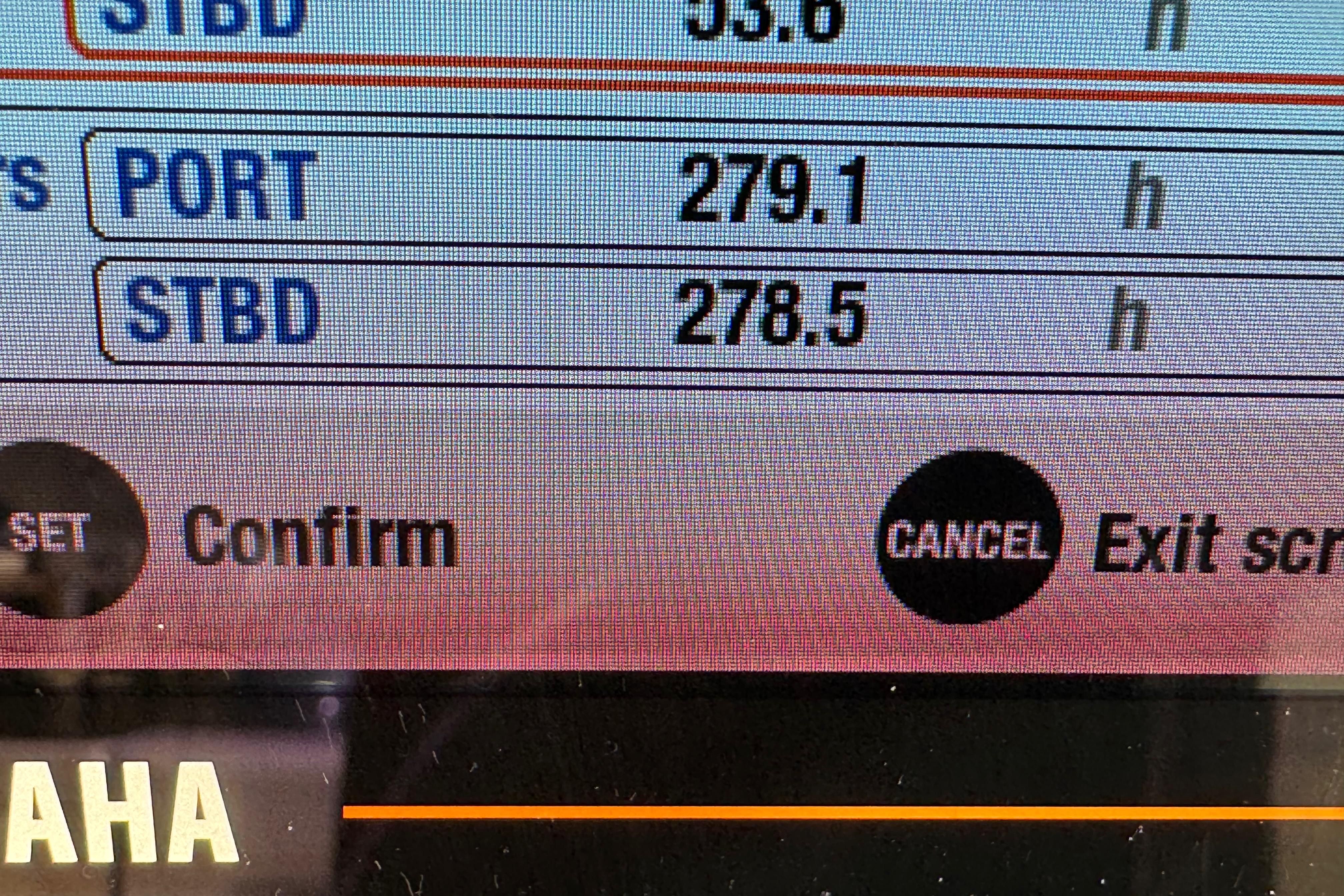 Display screen showing engine hours for Pursuit DC 266 Dual Console, 2022 model.
