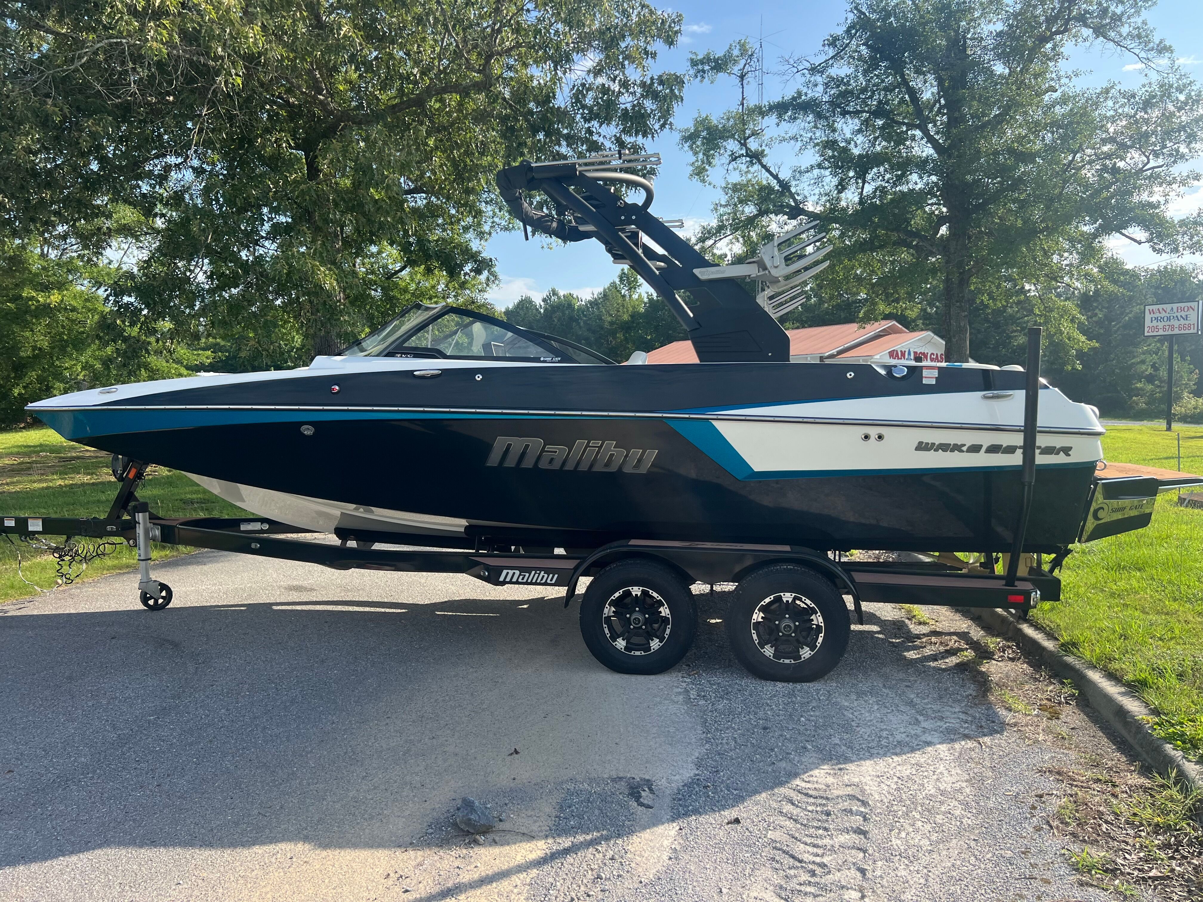 2018 MALIBU 22 MXZ - Image 2