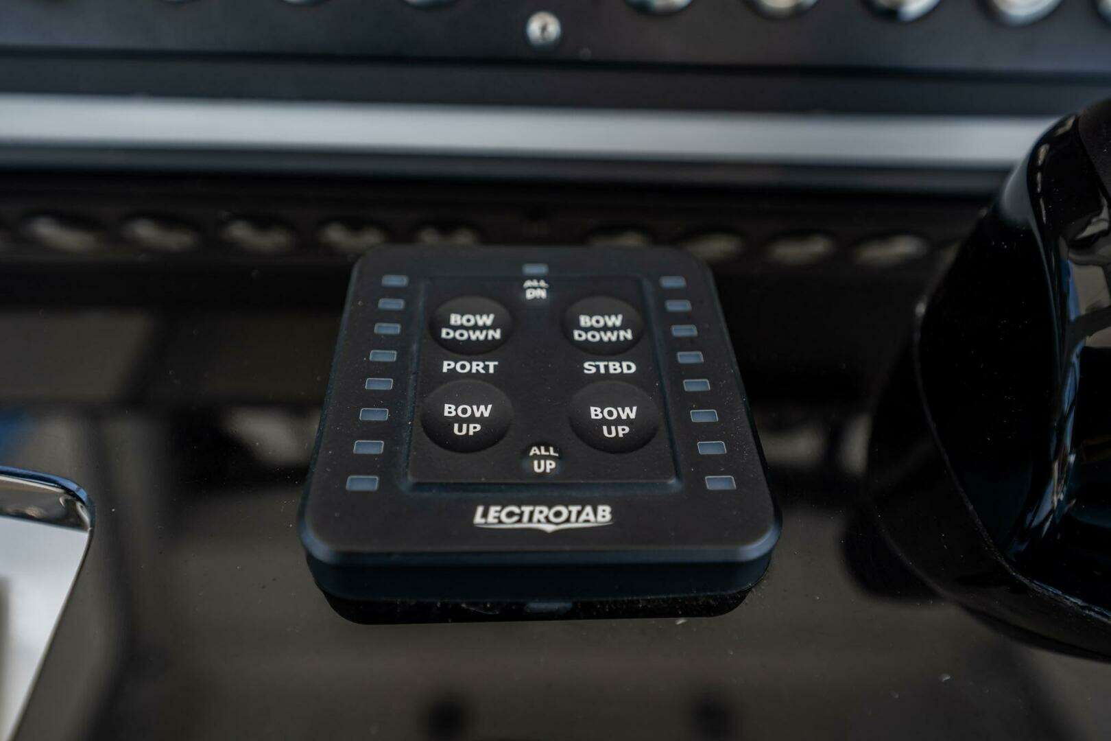 2021 Everglades 335 Center Console - Image 31