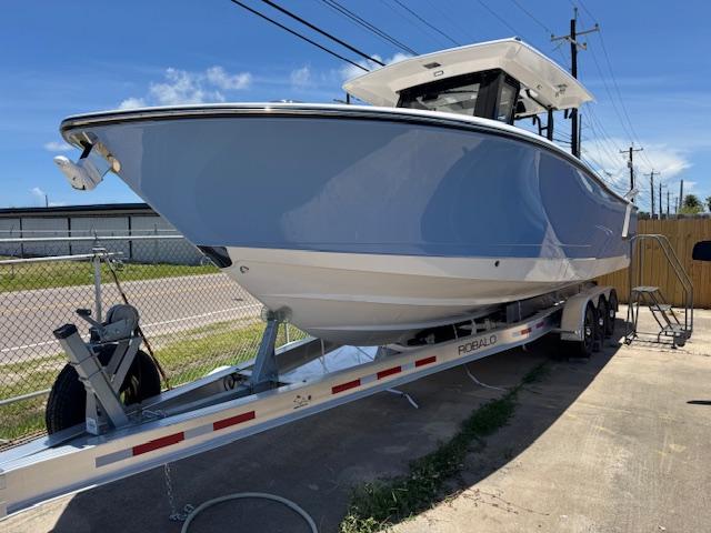 2025 Robalo R300 Center Console