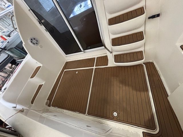 The image shows the cockpit of a 2004 Meridian 341 Sedan with wood-patterned flooring.