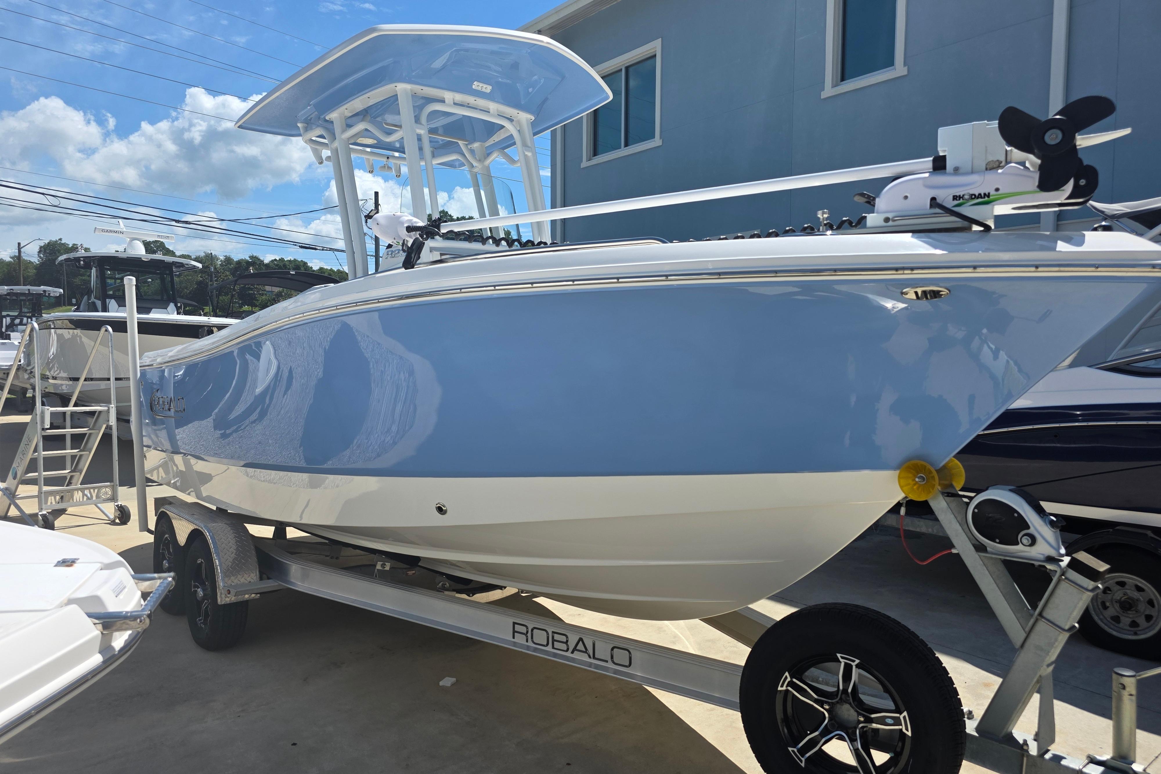 2022 Robalo R230 Center Console