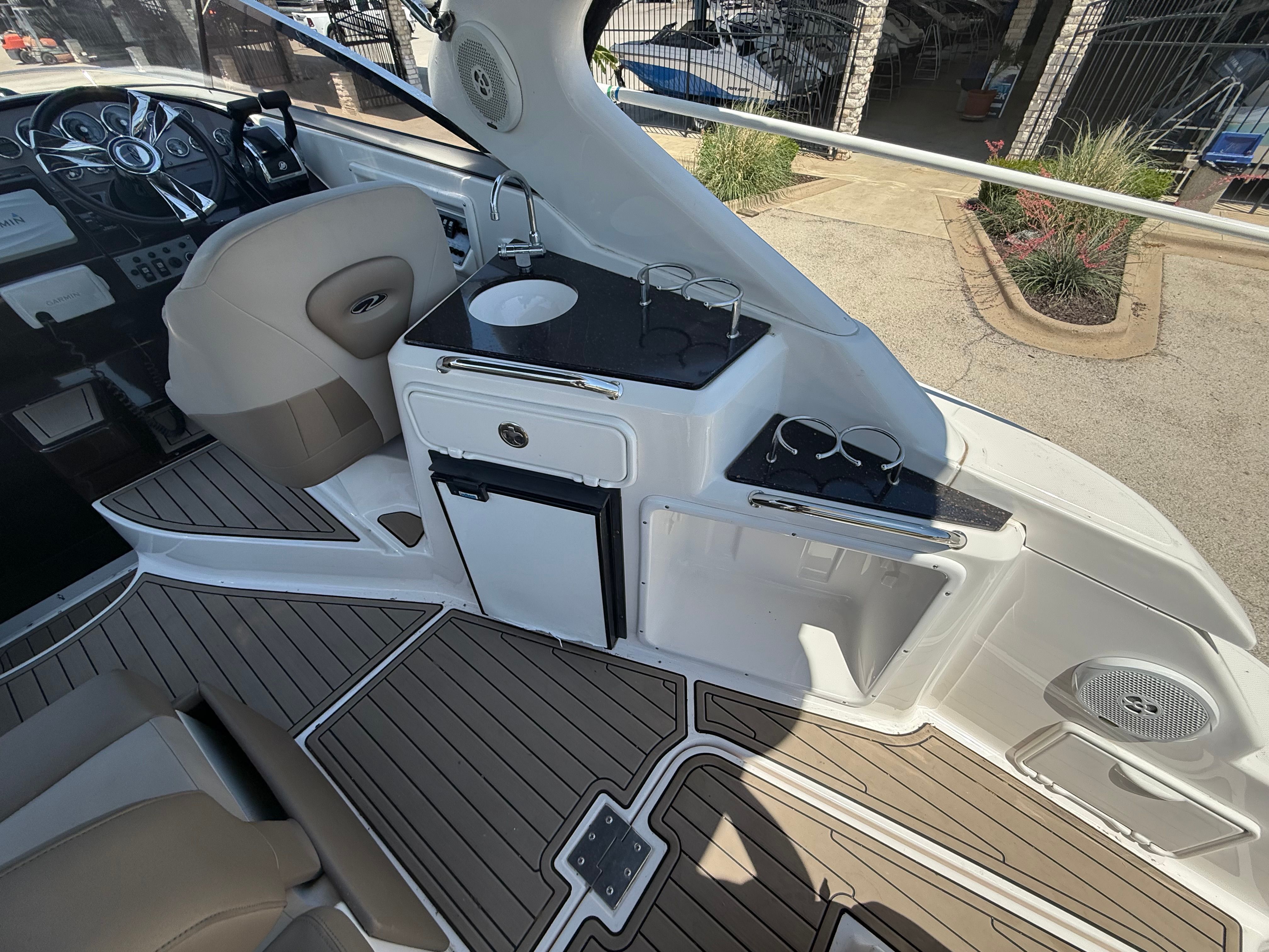 2015 REGAL 30 EXPRESS - Image 12