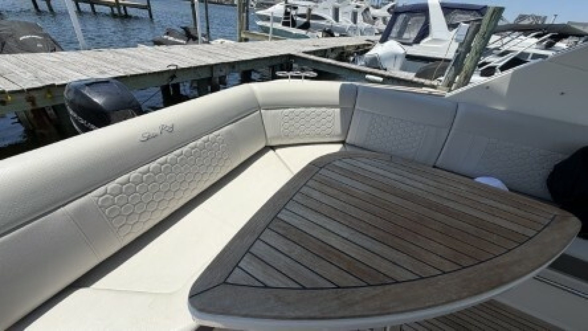 2021 Sea Ray Sundancer 320 Outboard - Image 32
