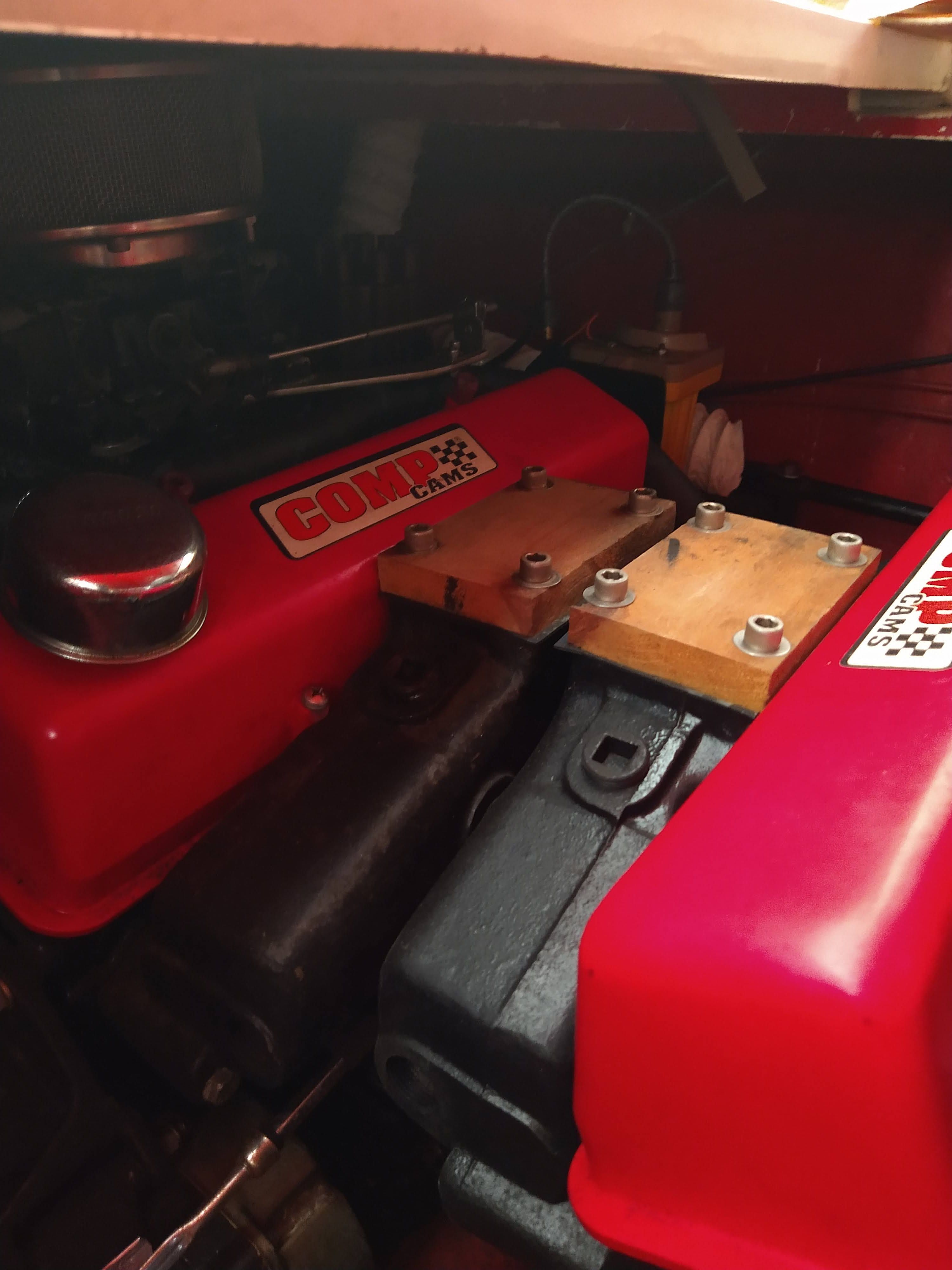 1986 Corsa Performance Boat engine with red COMP Cams covers.
