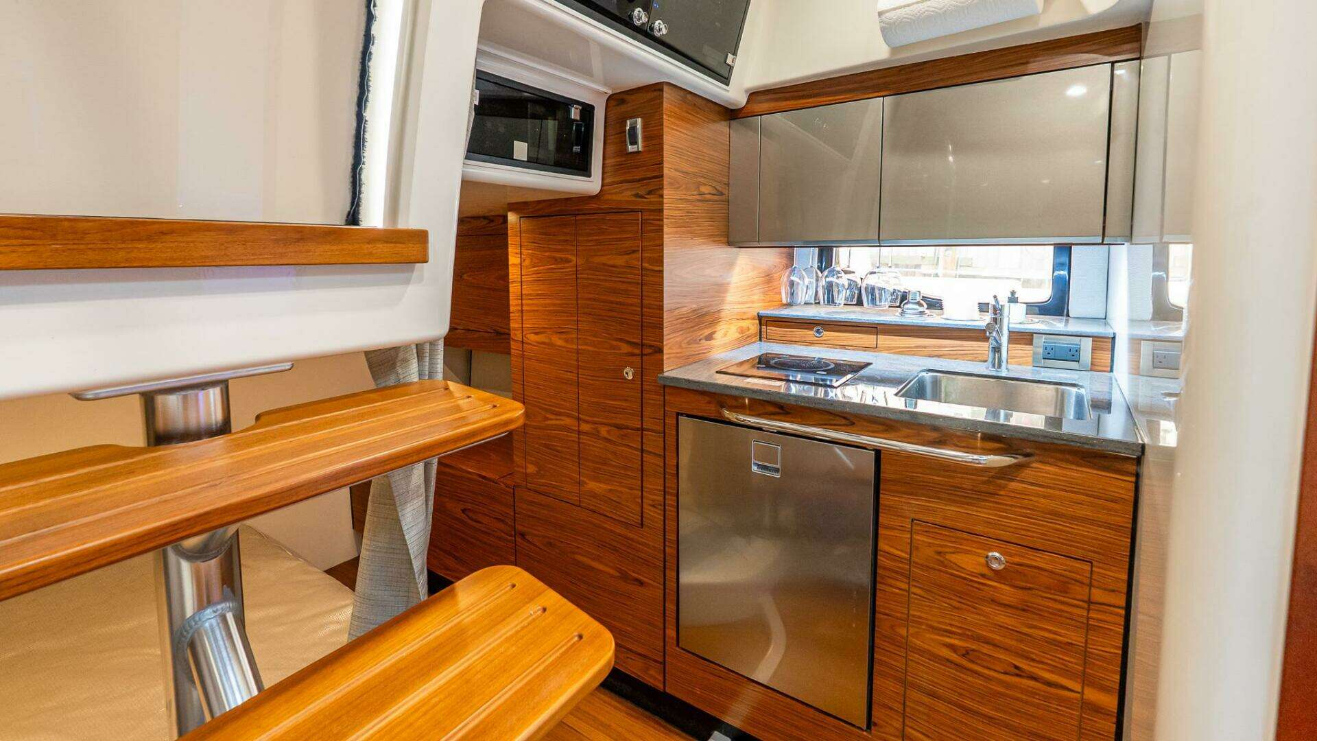2024 Boston Whaler 405 Conquest - Image 54