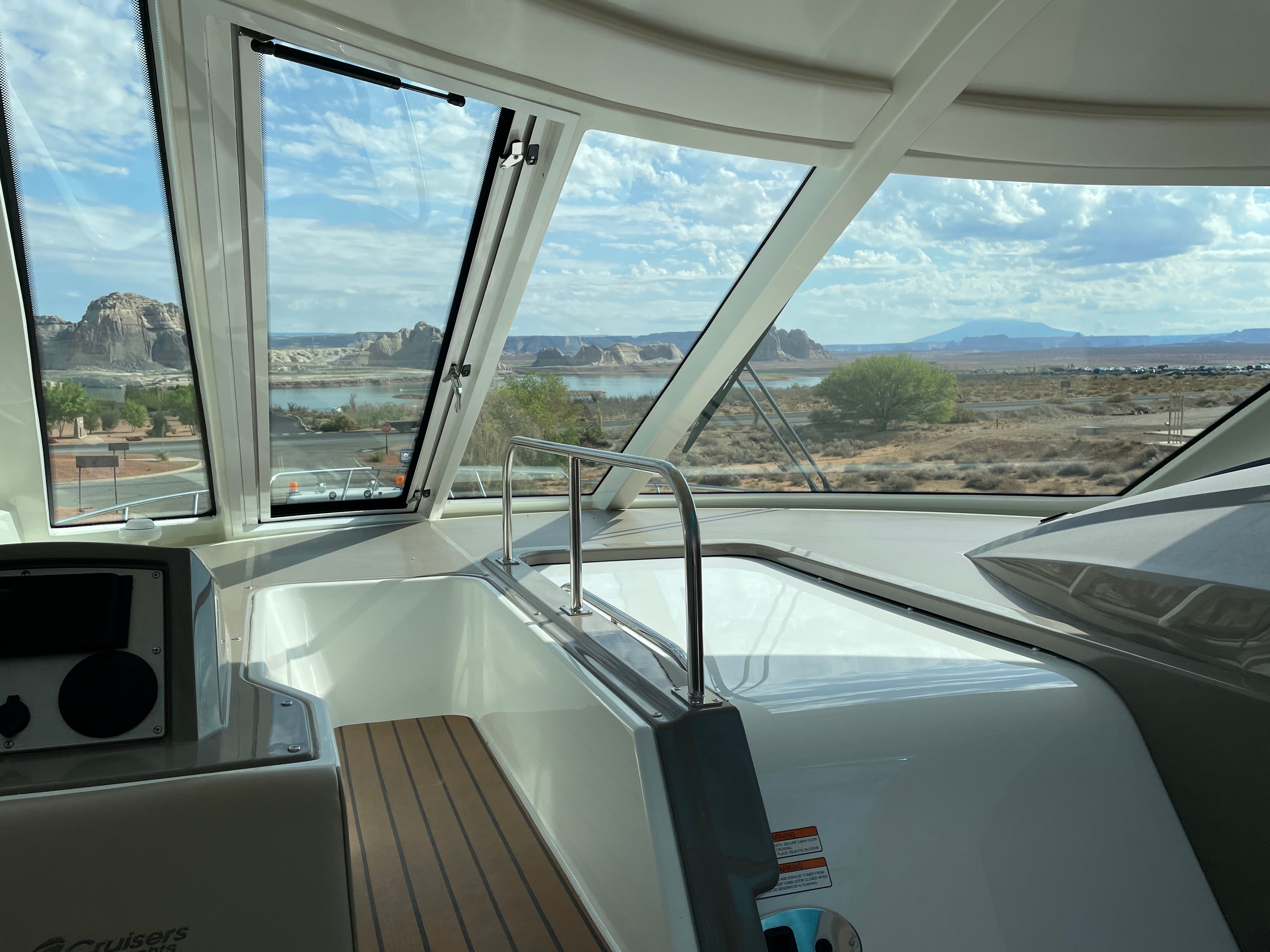 2009 Cruisers Yachts 520 Sports Coupe - 22