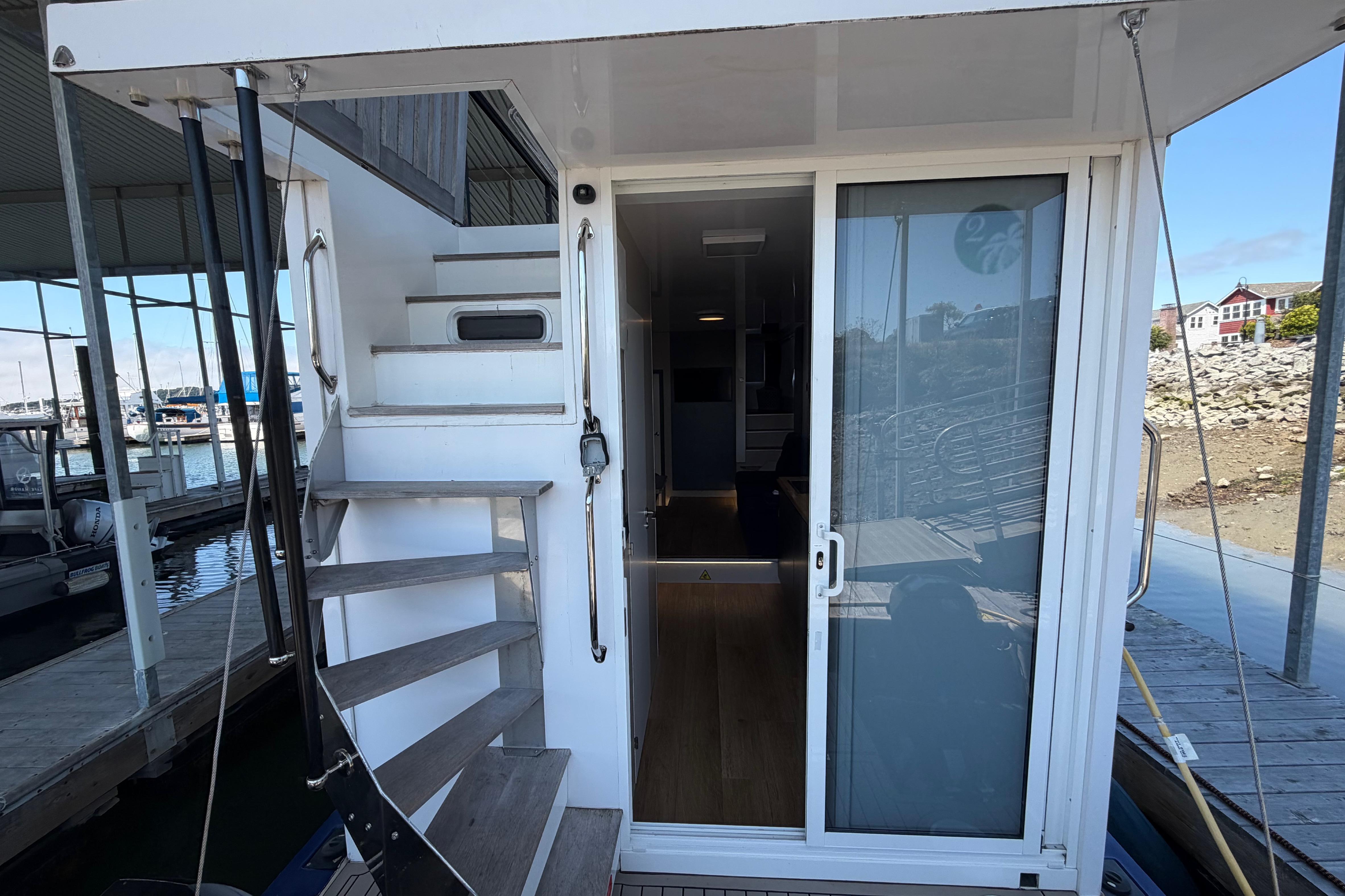 Navisyo NV.08 2022 model boat entrance with stairs and sliding glass door.