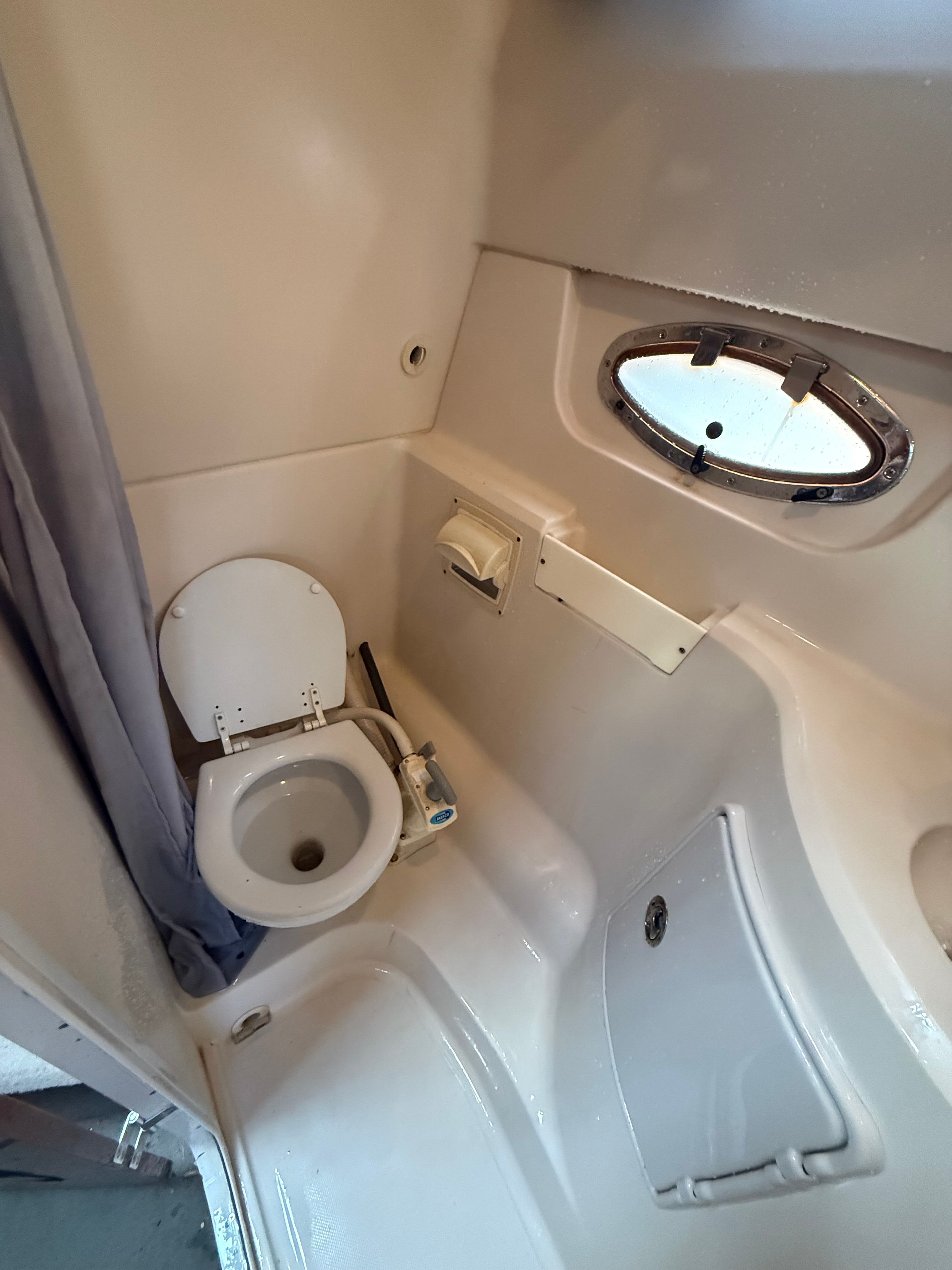 2006 Regal 2565 Window Express - 15
