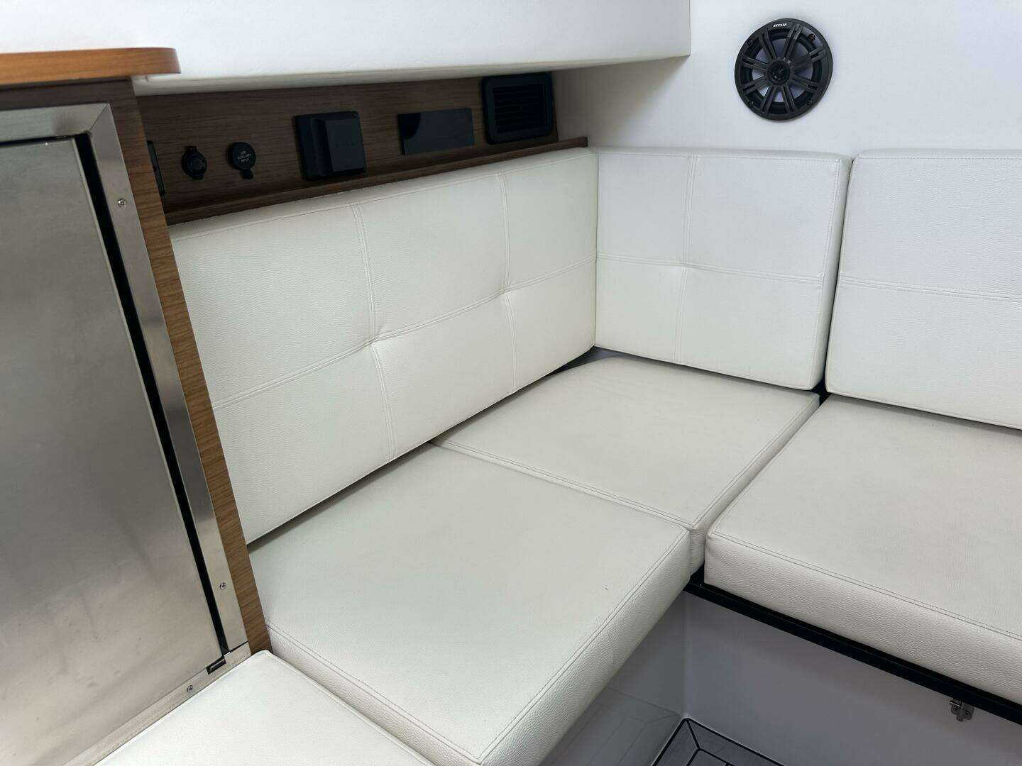 2019 Cruisers Yachts 338 Outboard - Image 25
