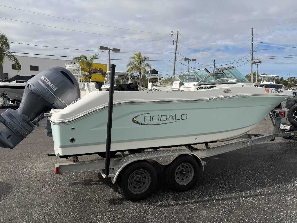 2019 Robalo R207 Dual Console - 10