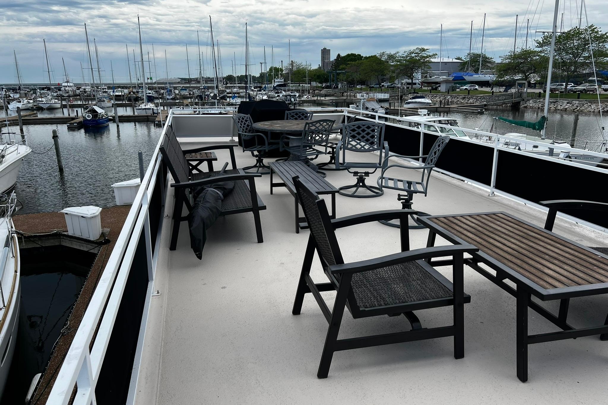 Flybridge deck of 2010 Skipperliner 480 with outdoor seating, overlooking marina.