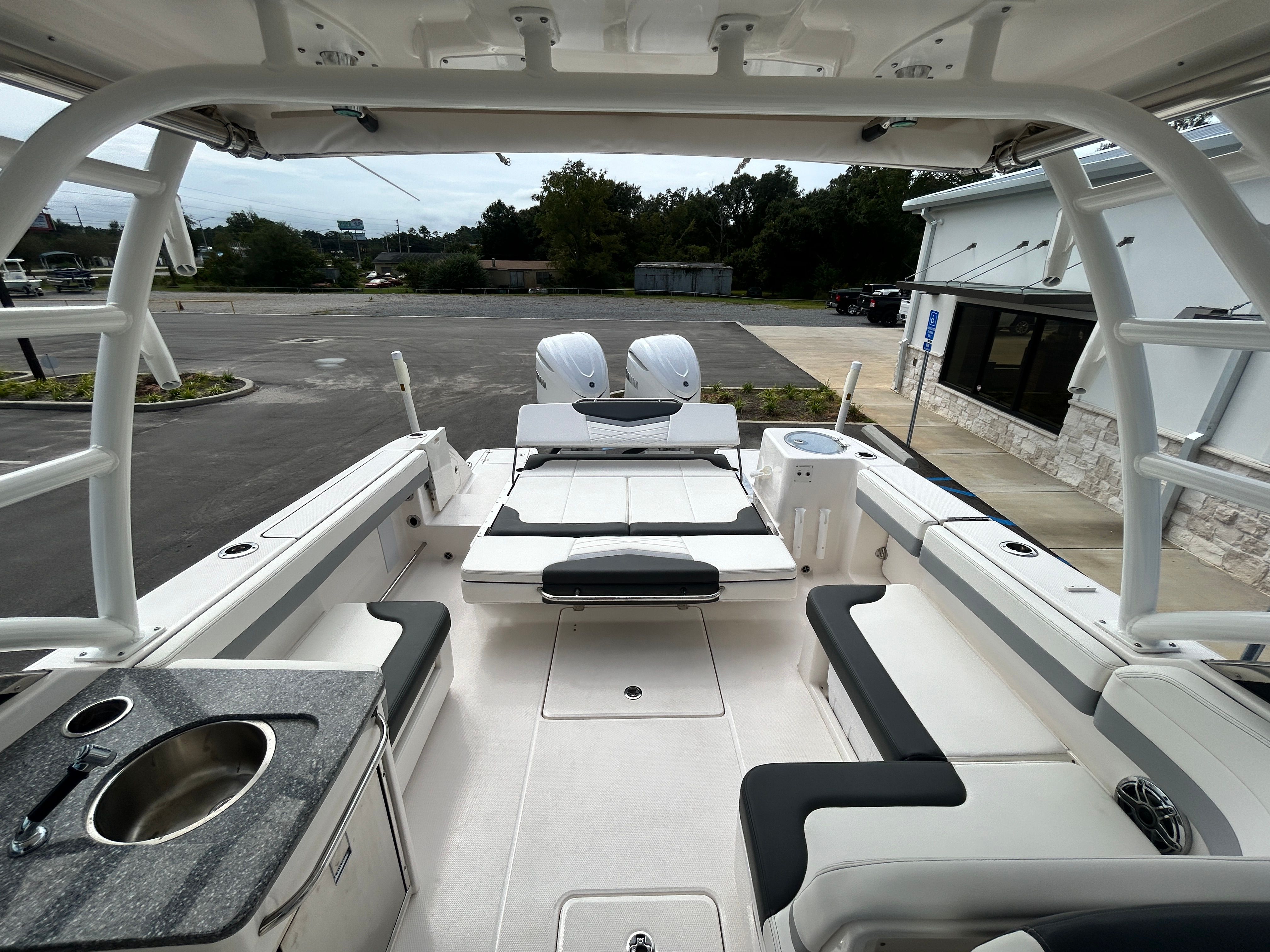 2025 Robalo R317 Dual Console - 22