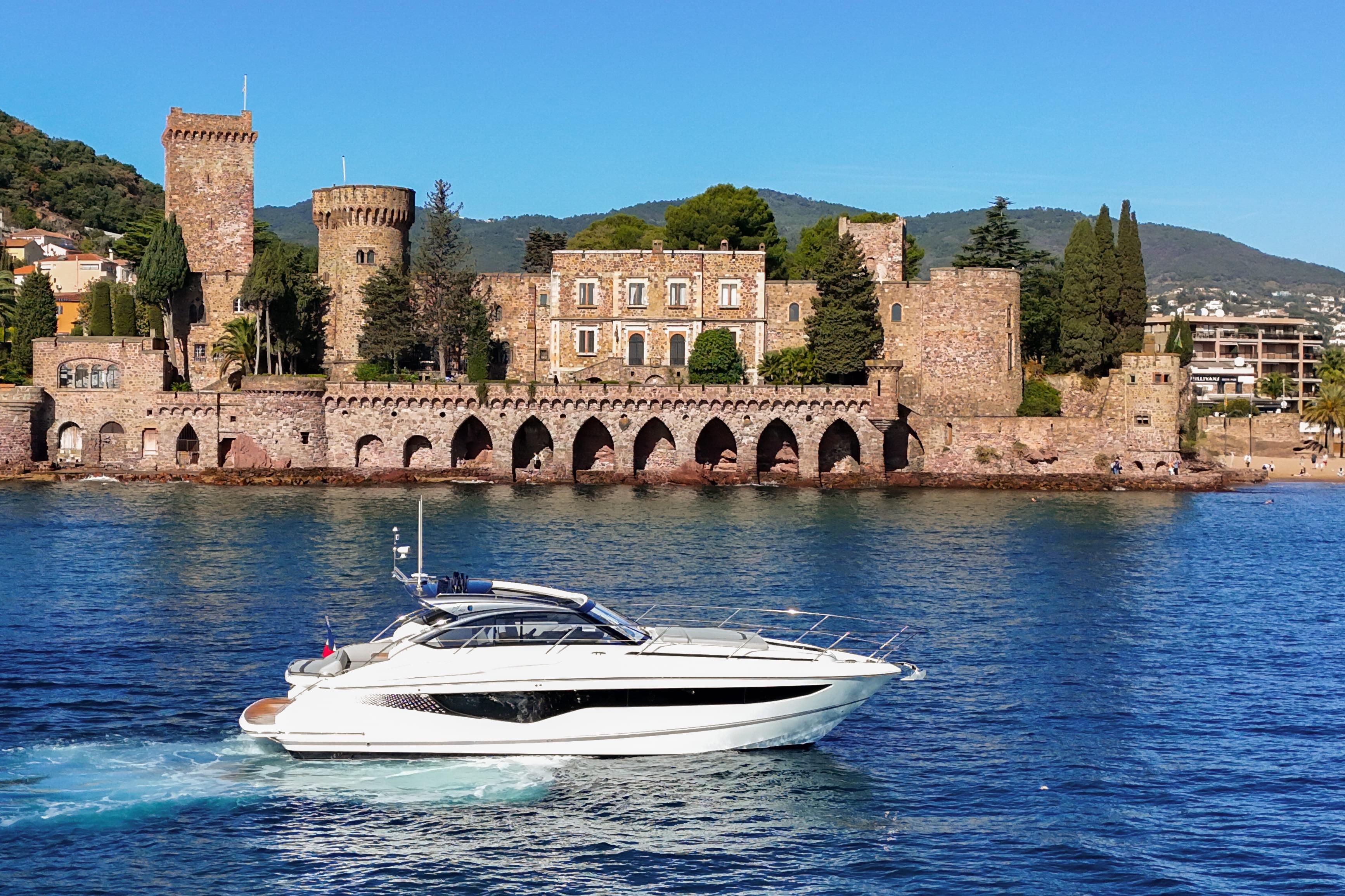 2025 Princess V40