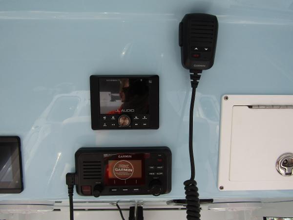 2025 Wellcraft 243 Fisherman dashboard with Garmin marine electronics and audio system.