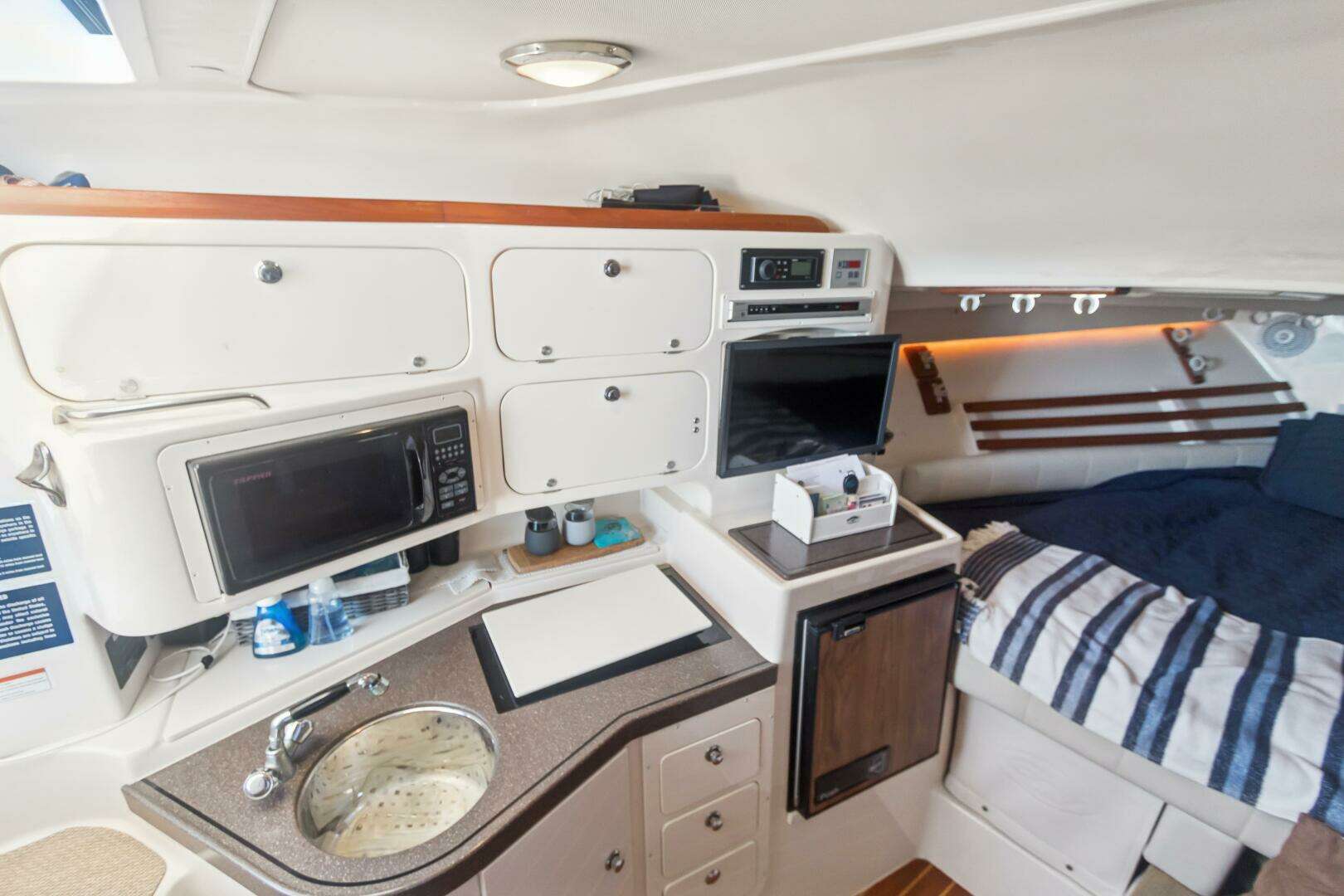 2006 Grady-White 330 Express - Image 6
