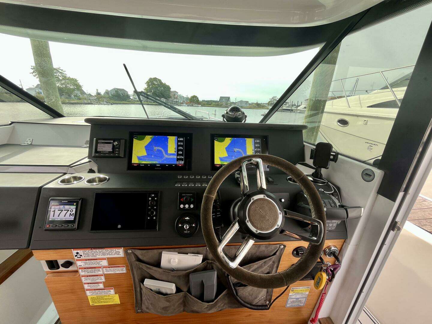 2018 Axopar 37 Sport Cabin R - Image 11