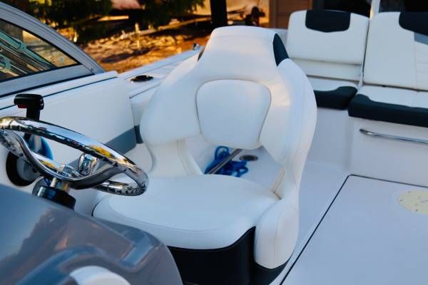 2022 Robalo R207 Dual Console - 7