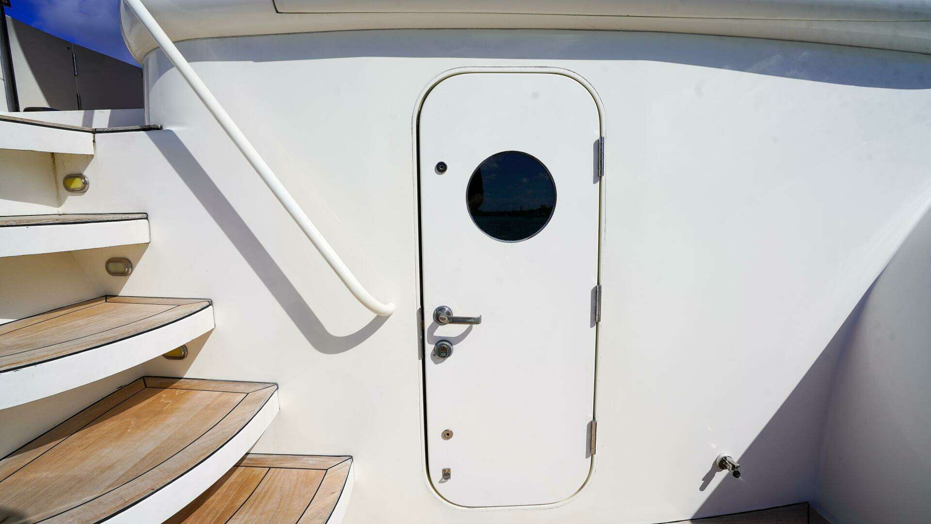 2004 Lazzara Yachts 80 SL - Image 10