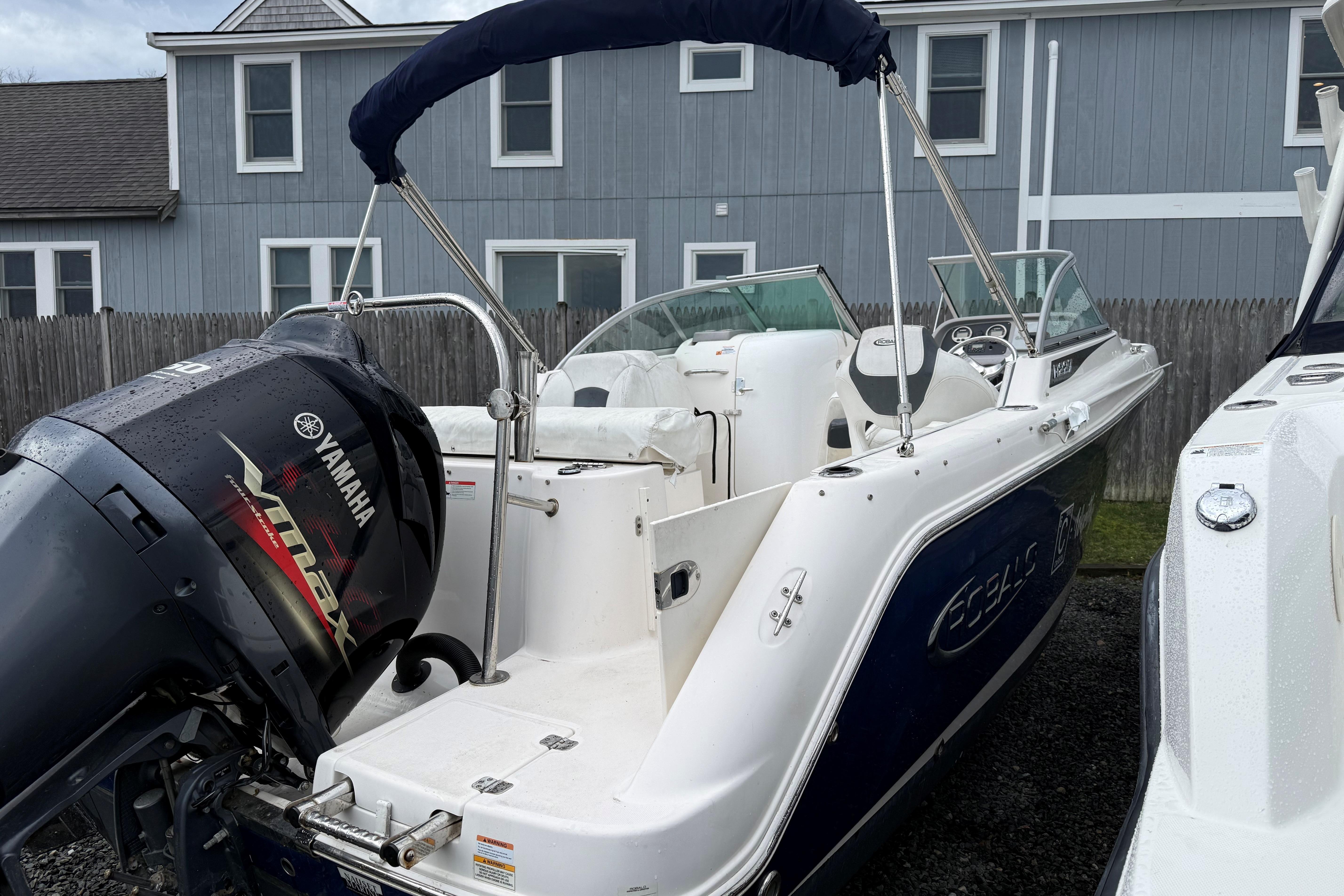 2021 Robalo R227 Dual Console