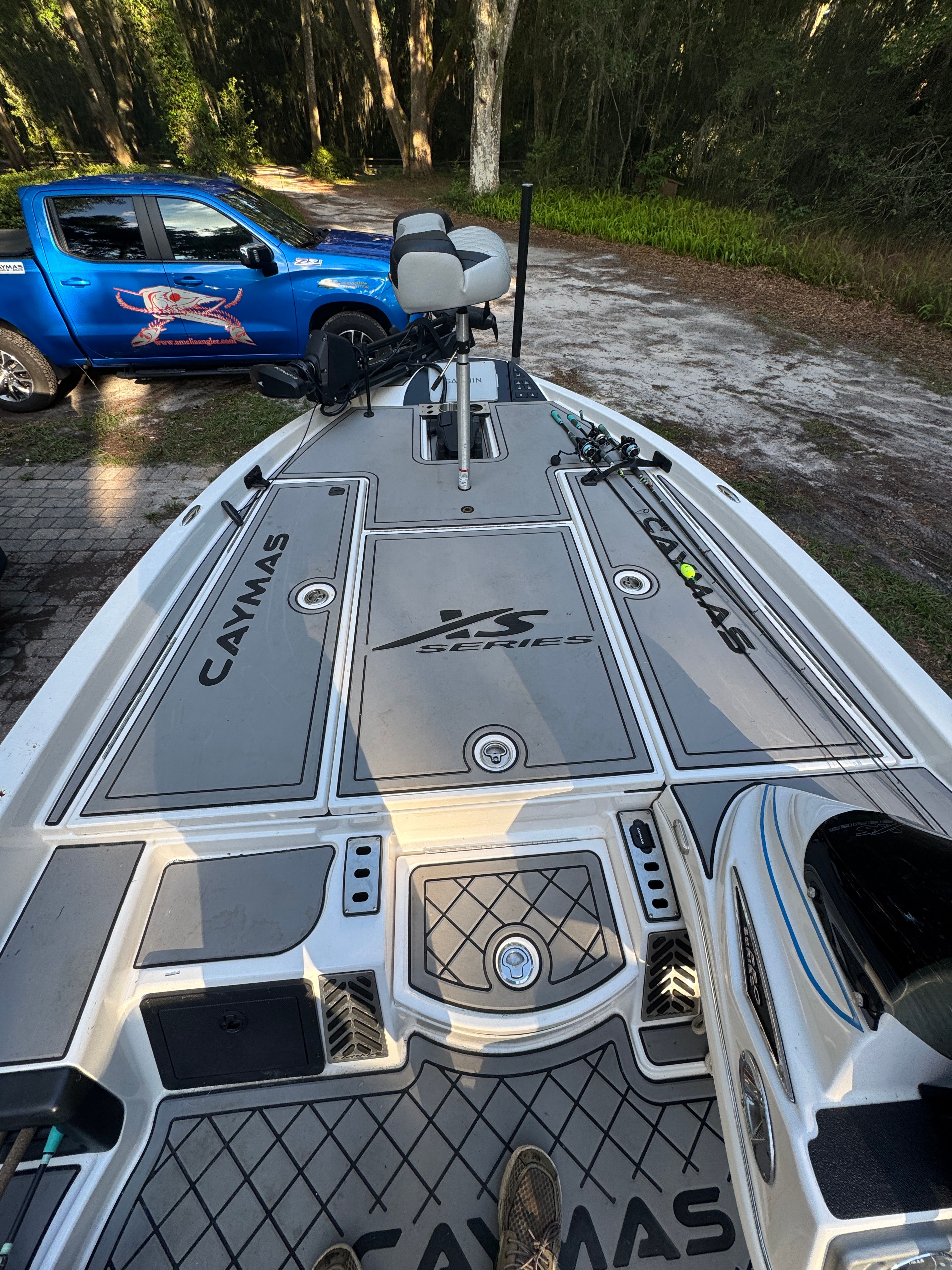 The image shows the deck of a 2025 Caymas CS-20 boat with fishing rods and equipment.