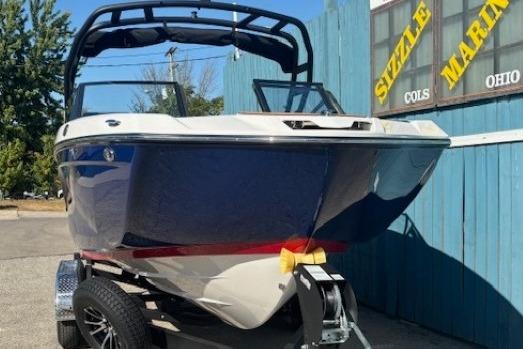2026 Yamaha Boats 222SE on trailer at Sizzle Marine dealership.