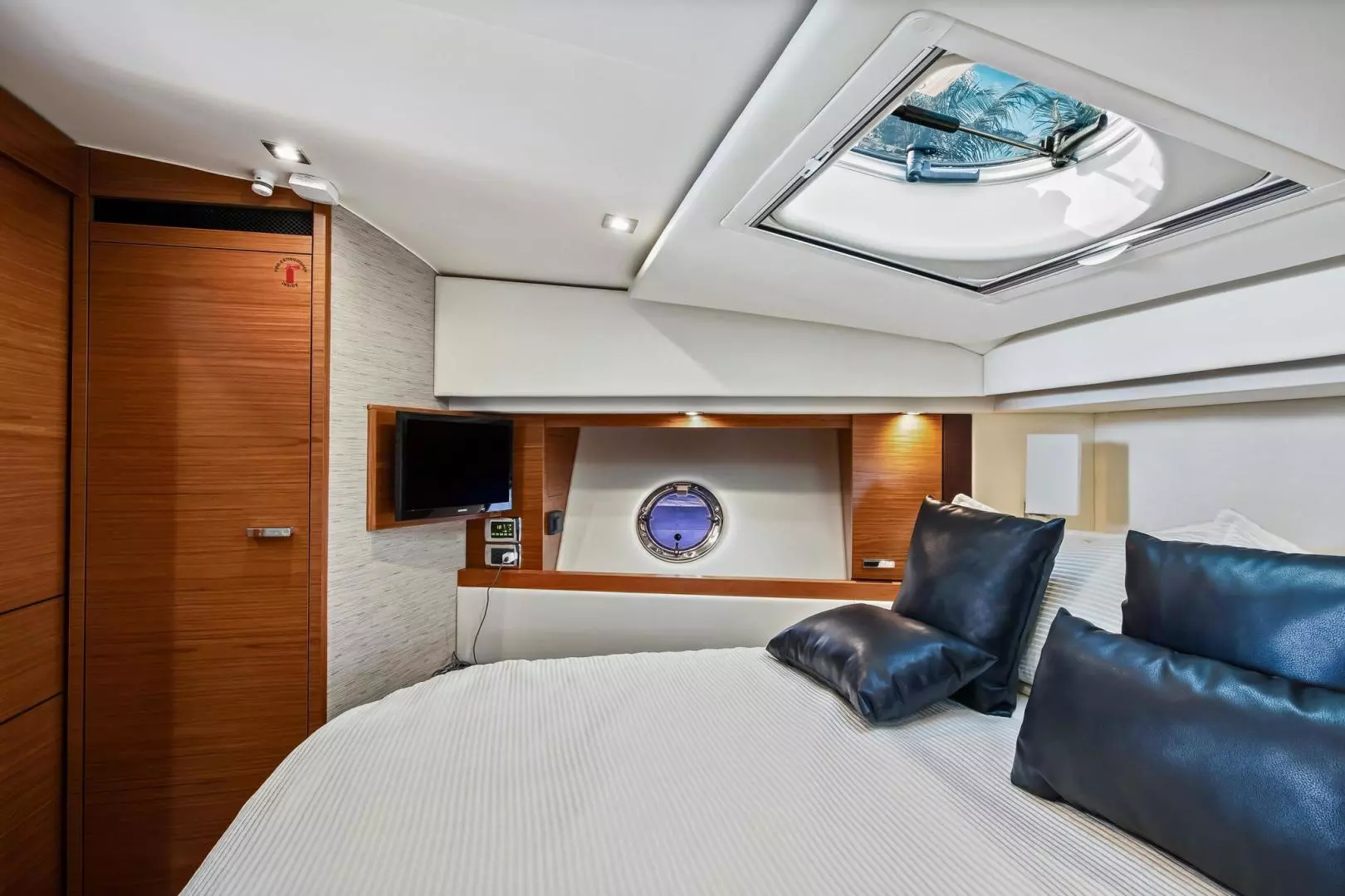 2018 Tiara Yachts 39 Coupe - Image 29