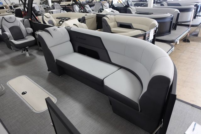 2025 Flagship Pontoons D25CU XT Tritoon - 6