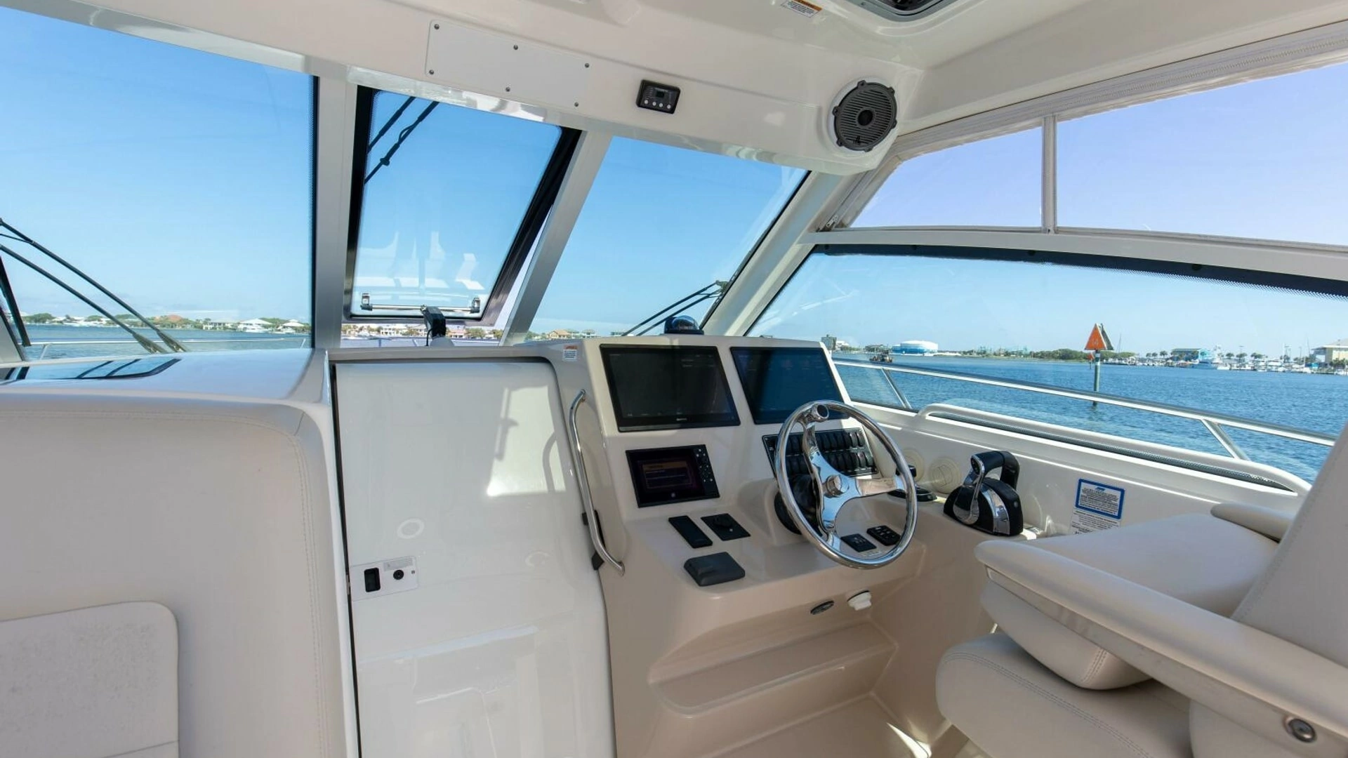2019 Boston Whaler 345 CONQUEST - Image 16