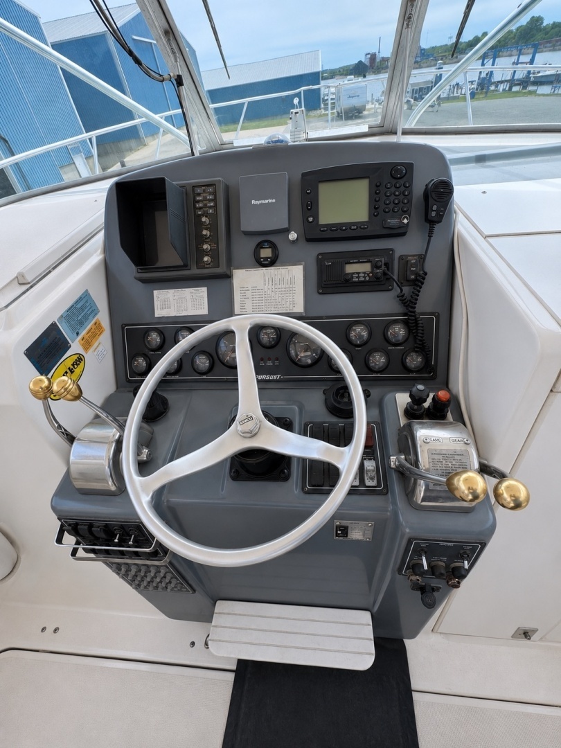 1999 Pursuit 3400 Express - Image 12