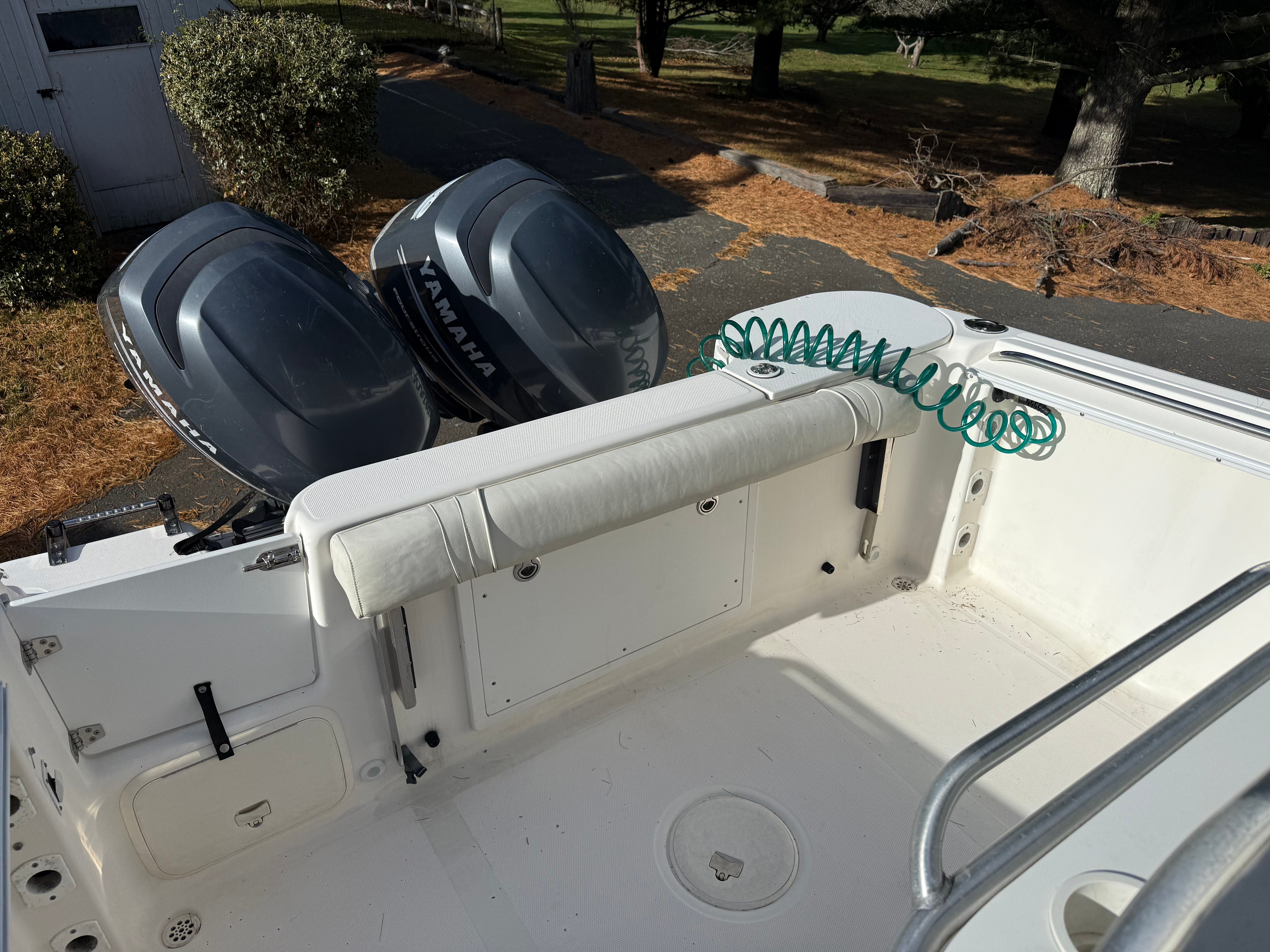 The image shows the stern of a Wellcraft 252 Fisherman boat with two Yamaha outboard motors.