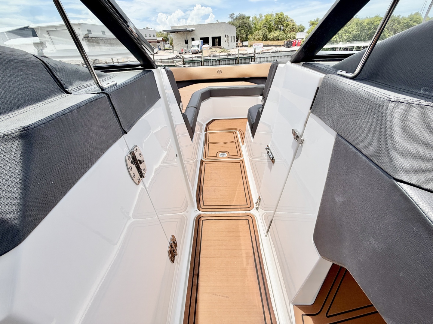 2024 Cobalt R8 Surf - Image 21
