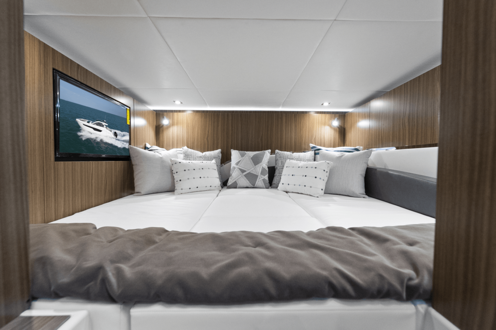 2026 Cruisers Yachts 50GLS OB - Image 30