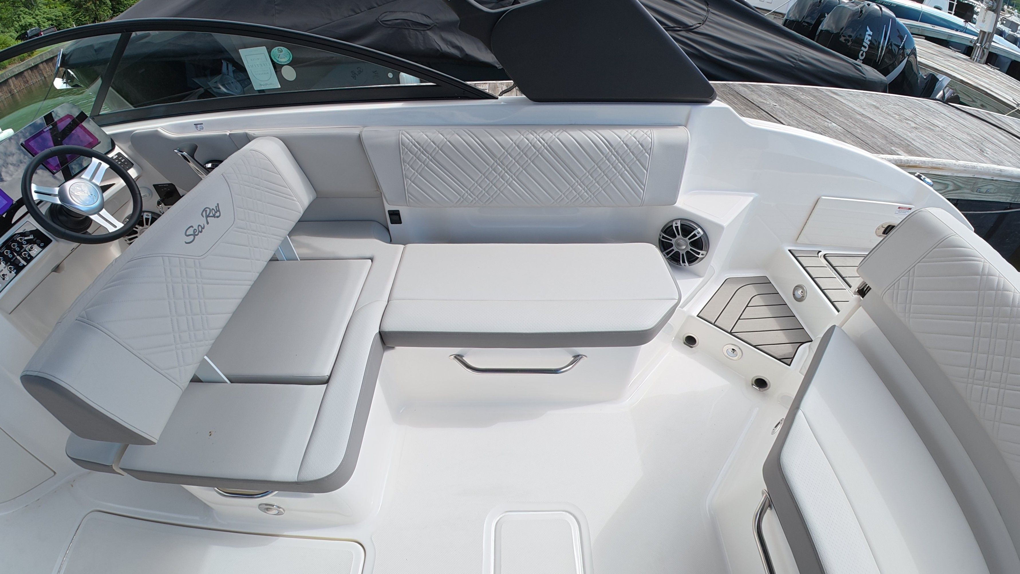 2025 Sea Ray SDX 270 Outboard - 15