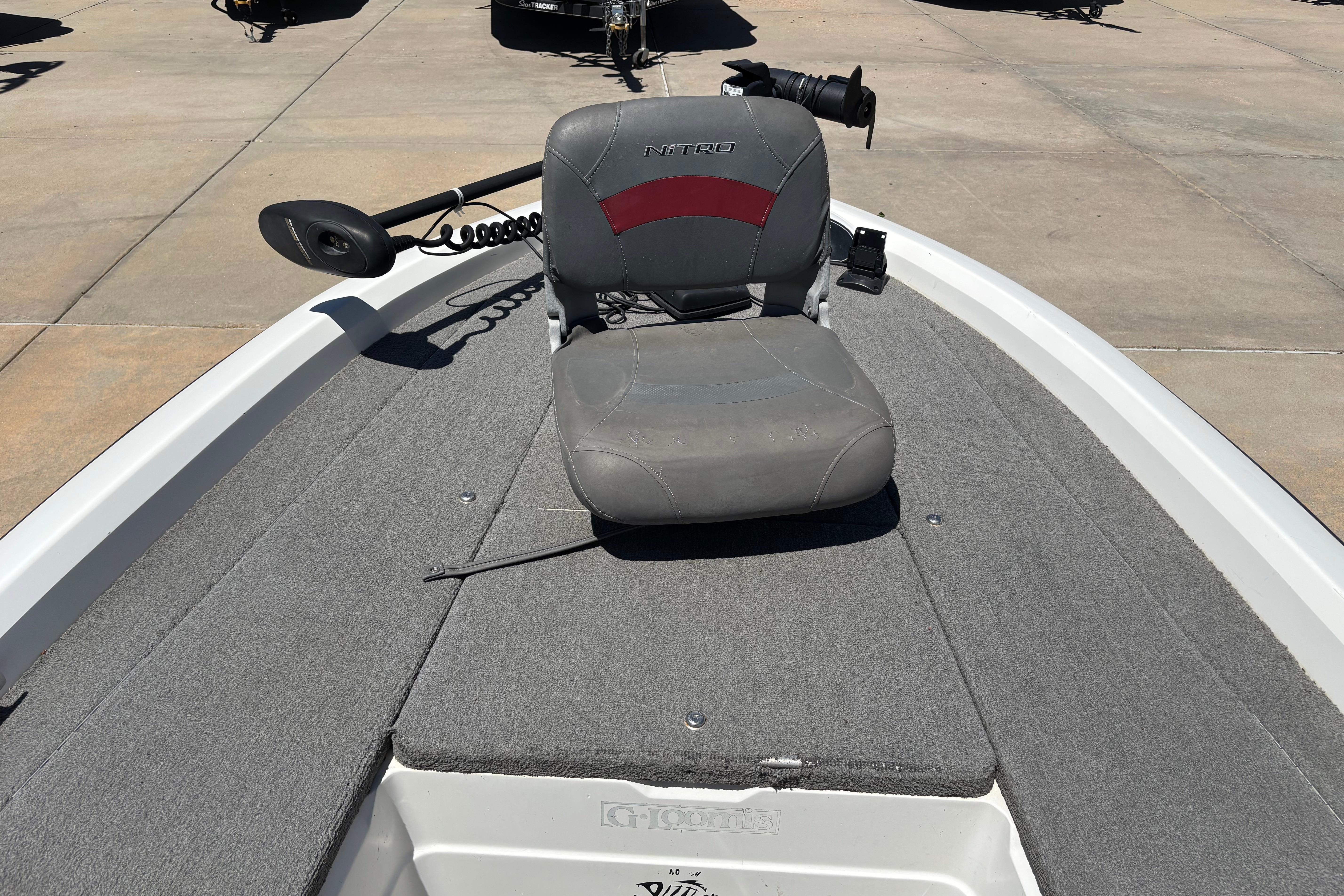 1998 Nitro 700 LX DC boat with gray seating and trolling motor on deck.