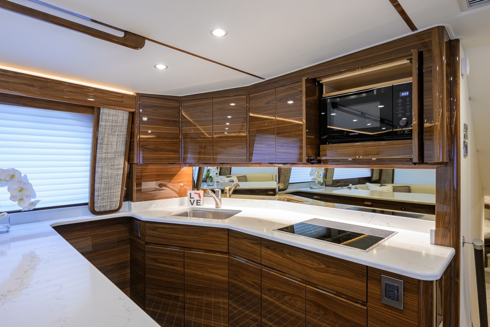 2024 Viking 54 Convertible - Image 9